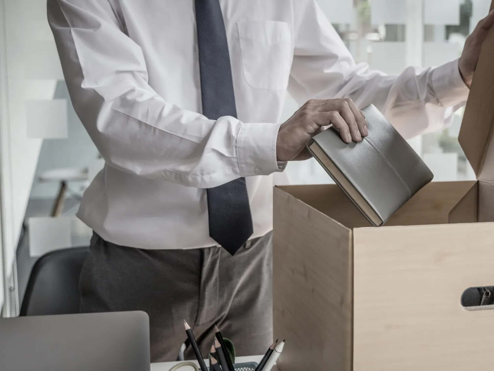 Arbeitnehmer packt zusammen