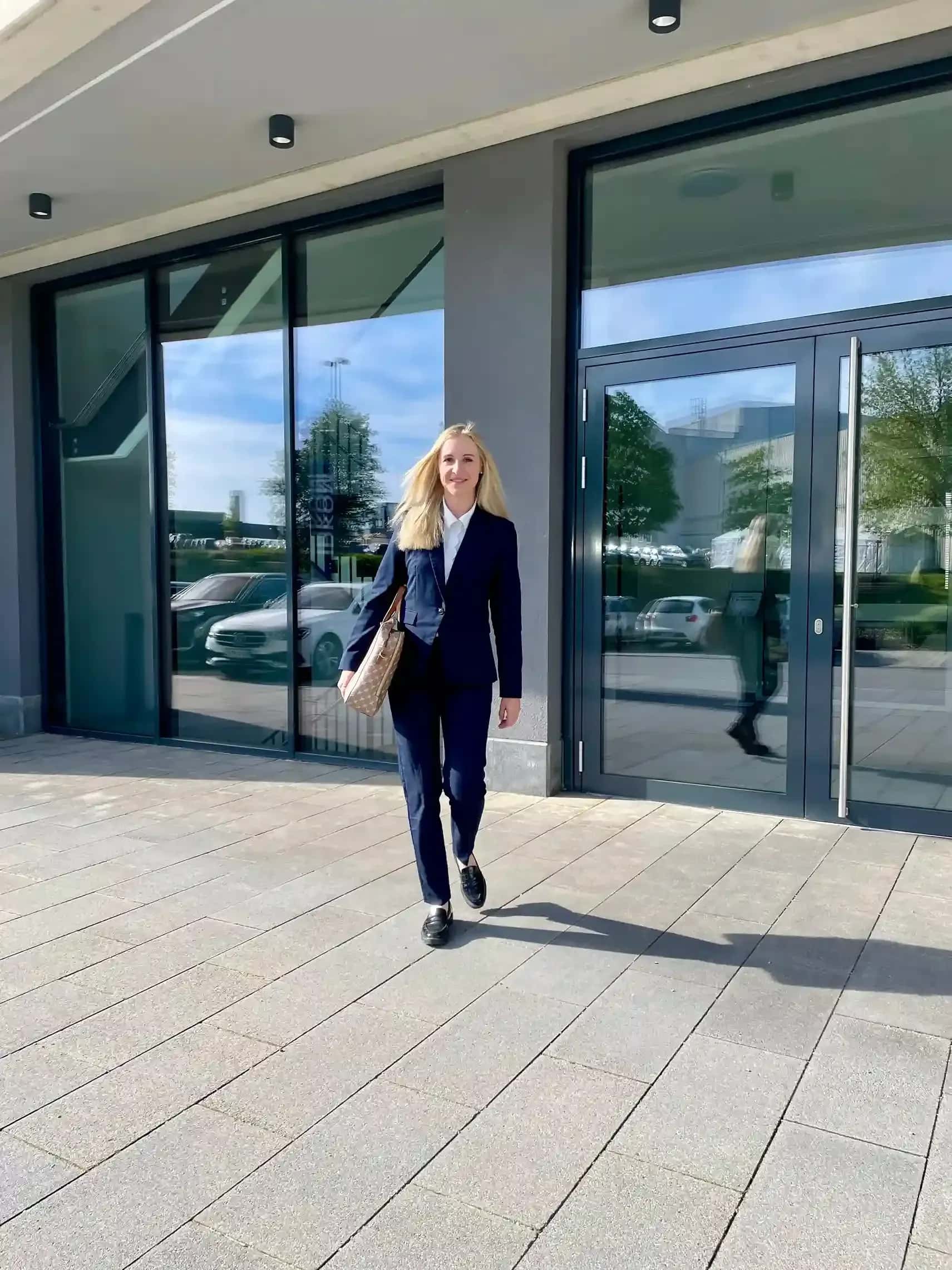 Anwalt für Arbeitsrecht Dr. Carina Streipert vo dem Gebäude der Kanzlei Menz und Partner in Kempten
