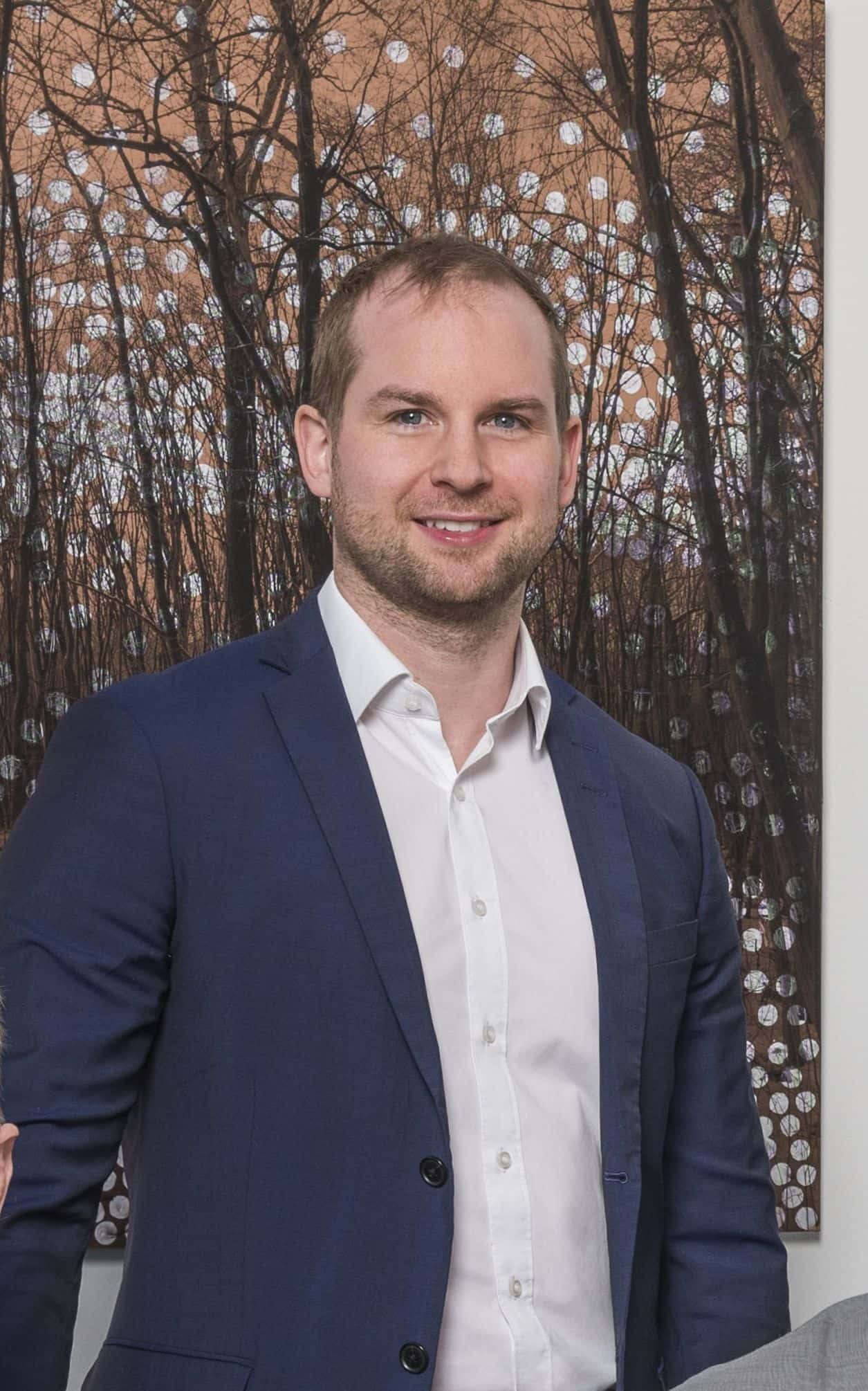 Das Bild zeigt den auf Erbrecht spezialisierten Rechtsanwalt Felix Binder der Kanzlei Menz und Partner