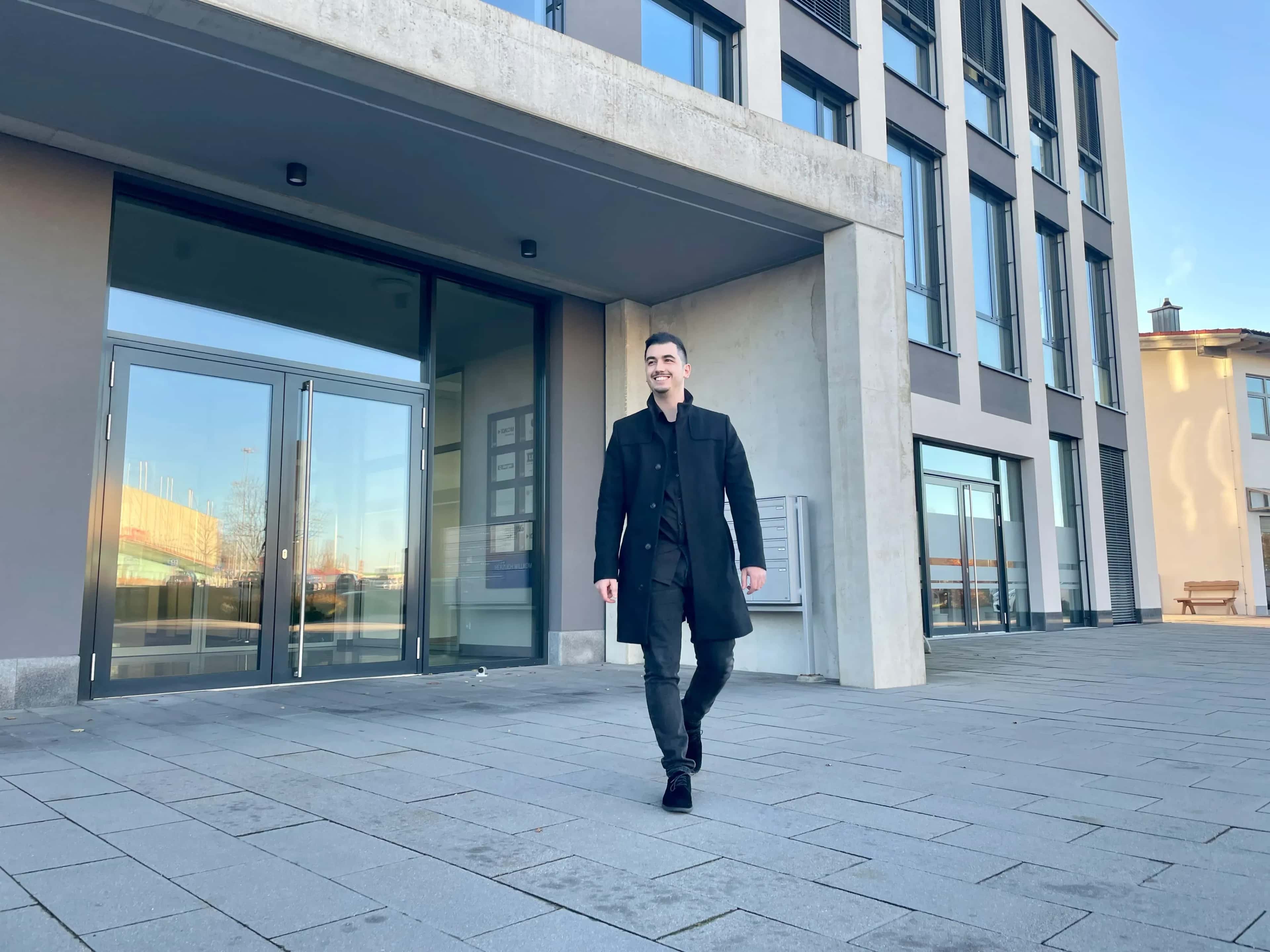 Steuerberater G. Abbruzzessi läuft vor Kanzlei Menz und Partner