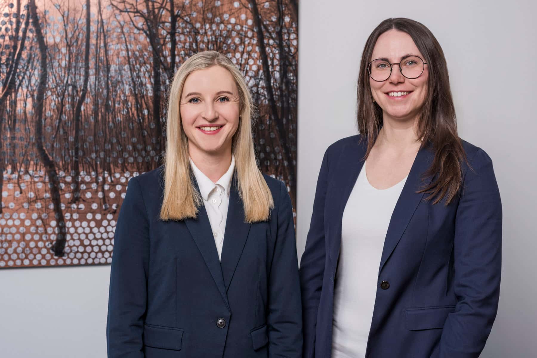Das Bild zeigt Fachanwältin für Arbeitsrecht Dr. Carina Streipert und die auf Arbeitsrecht spezialisierte Rechtsanwältin Viktoria Neun der Kanzlei Menz und Partner