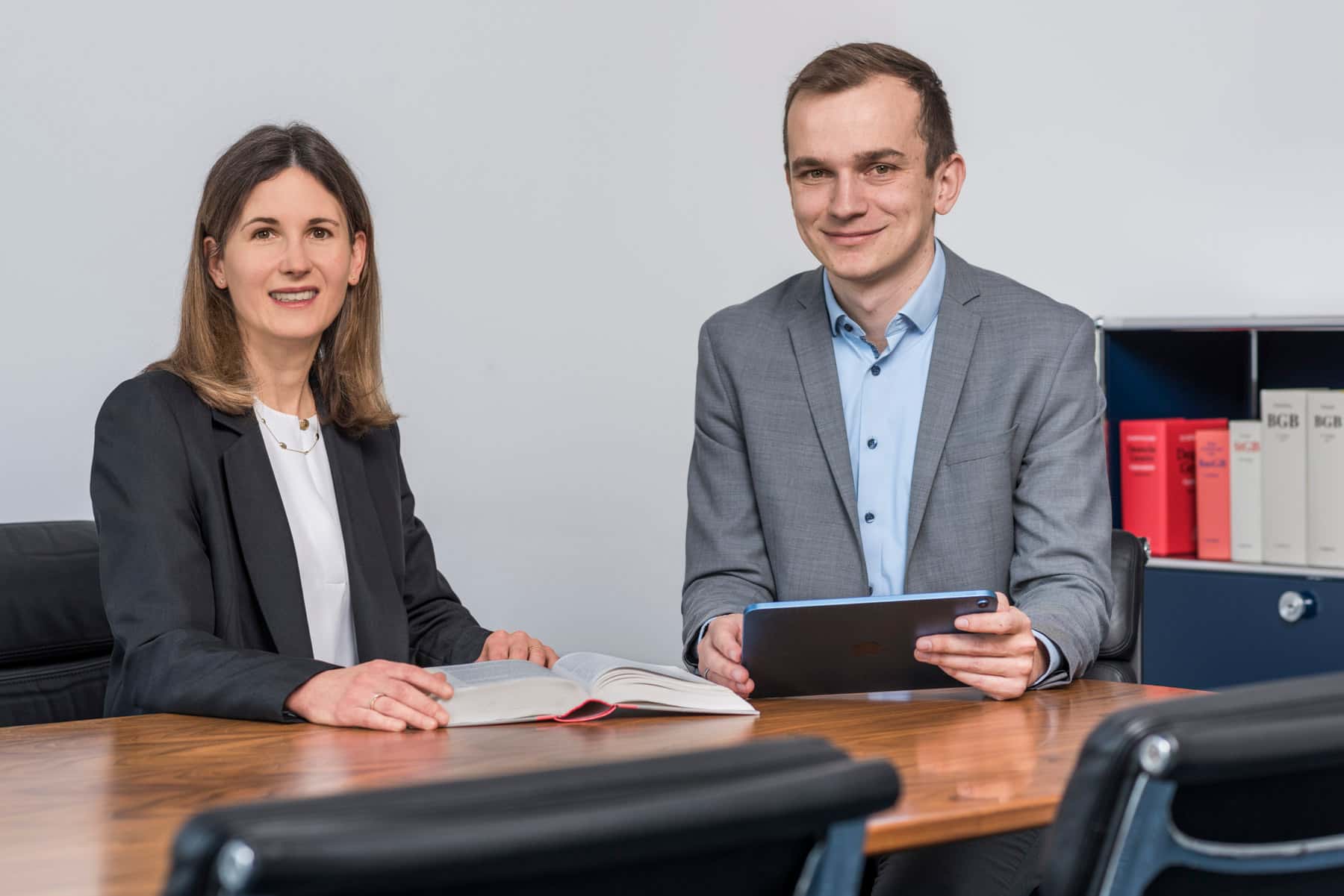 Das Bild zeigt die Fachanwältin für Bau- und Architektenrecht Dorothea Baiker und den auf Baurecht spezialisierten Rechtsanwalt Matthias Stockinger der Kanzlei Menz und Partner