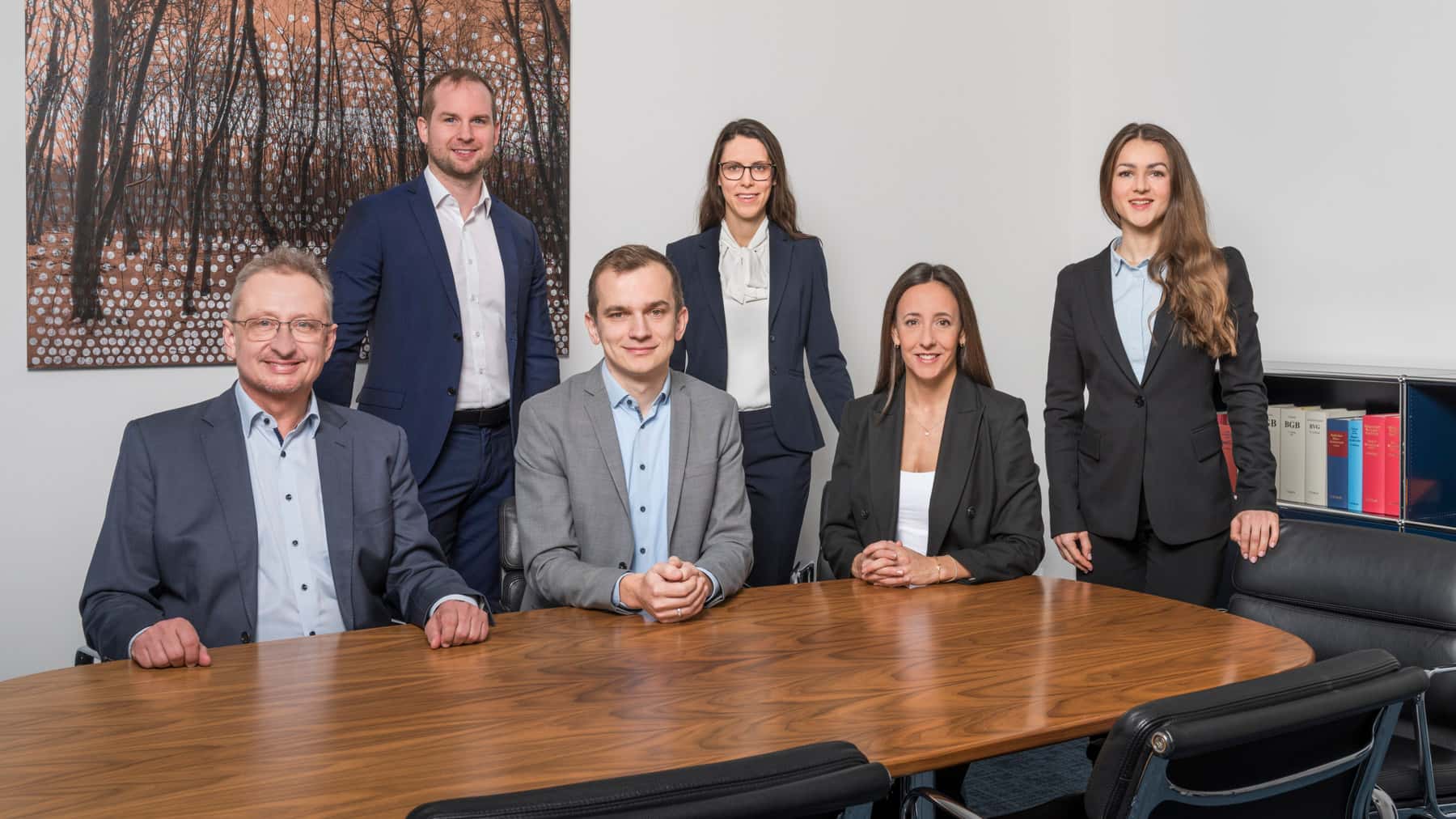 Das Bild zeigt die Fachanwälte für Erbrecht Dr. Holger Hoffmann und Franziska Heidl und die auf Erbrecht spezialisierten Rechtsanwälte Felix Binder, Matthias Stockinger, Larissa Laqua und Sarah Einsiedler der Kanzlei Menz und Partner