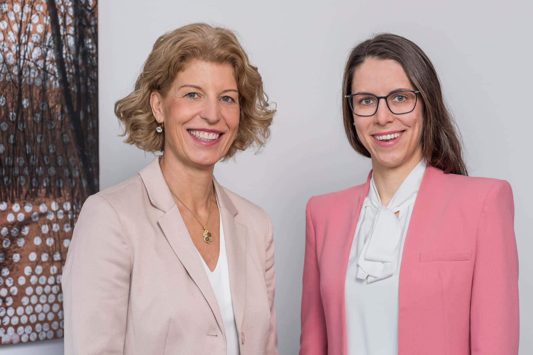 Das Bild zeigt Fachanwältin für Familienrecht Alexandra Menz und die auf Familienrecht spezialisierte Rechtsanwältin Larissa Laqua der Kanzlei Menz und Partner