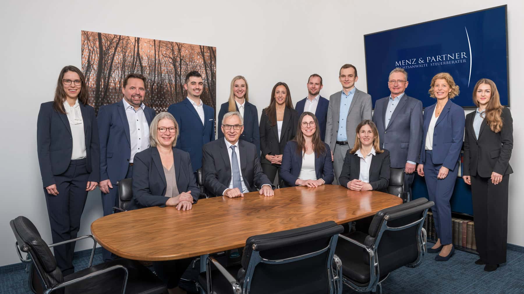 das Bild zeigt alle Rechtsanwälte und Steuerberater der Kanzlei Menz und Partner
