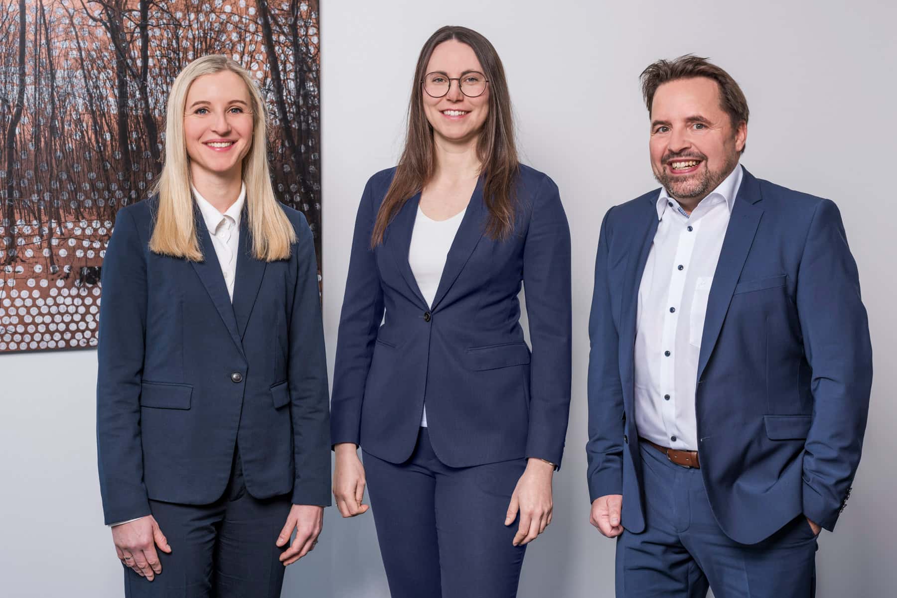 Das Bild zeigt die Fachanwälte für Handels- und Gesellschaftsrecht Dr. Andreas Mayer und Dr. Carina Streipert sowie die auf Gesellschaftsrecht spezialisierte Rechtsanwältin Viktoria Neun der Kanzlei Menz und Partner
