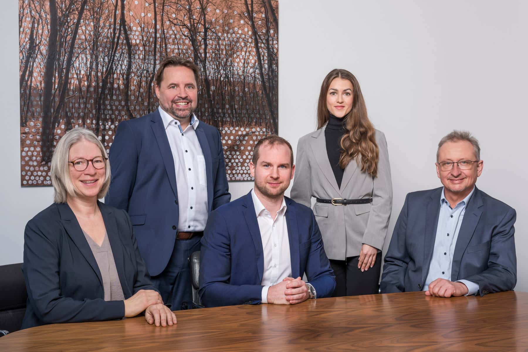 Das Bild zeigt die Fachanwälte für Strafrecht Dr. Holger Hoffmann und Dr. Renate Bens, sowie die auf Strafrecht spezialisierten Rechtsanwälte Felix Binder, Dr. Andreas Mayer und Sarah Einsiedler der Kanzlei Menz und Partner