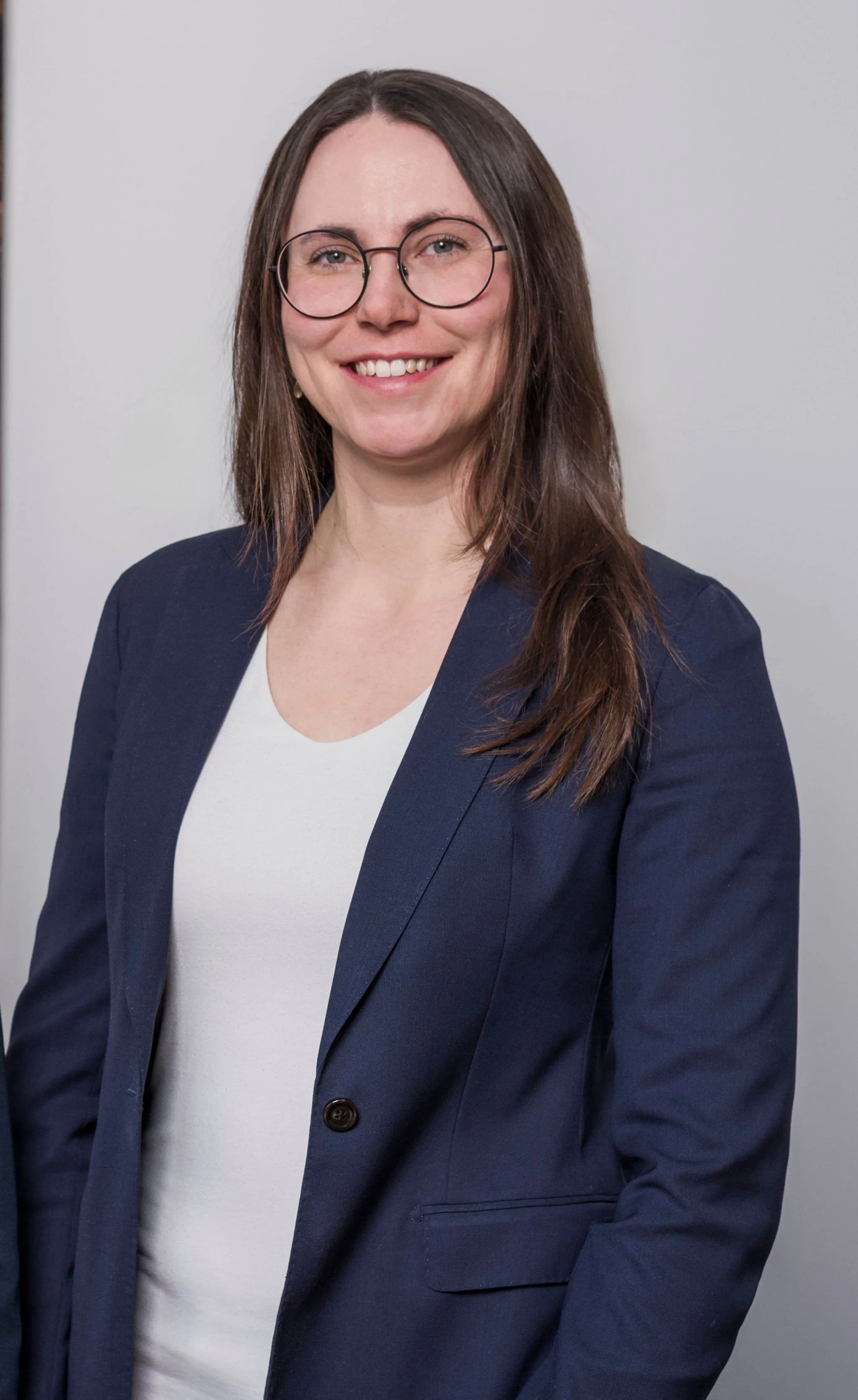 Die auf Arbeitsrecht und Gesellschaftsrecht spezialisierte Rechtsanwältin Viktoria Neun der Kanzlei Menz und Partner
