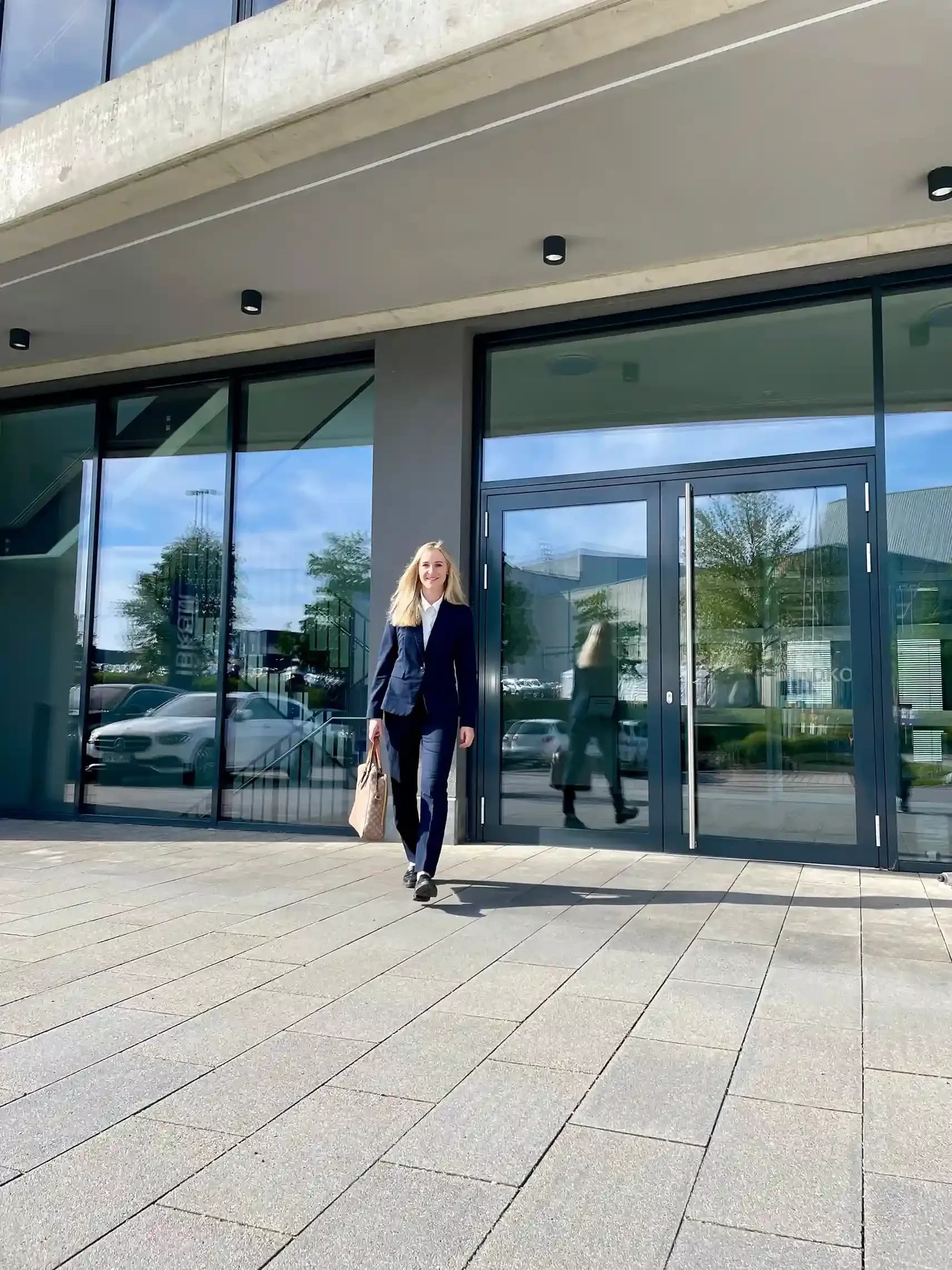 Anwalt für Arbeitsrecht Dr. Carina Streipert vor der Anwaltskanzlei Menz und Partner