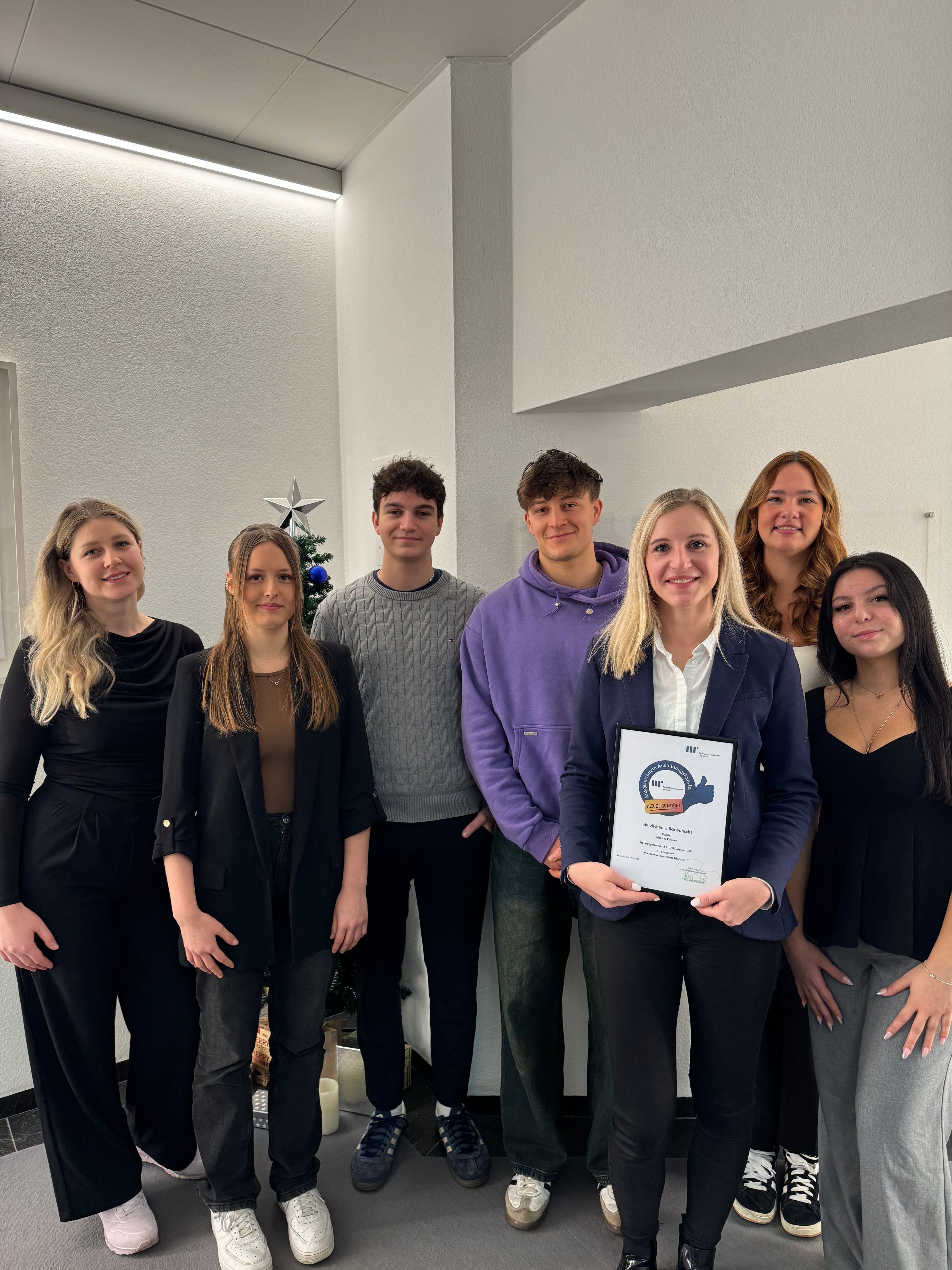 Das Bild zeigt die Azubis der Kanzlei Menz und Partner