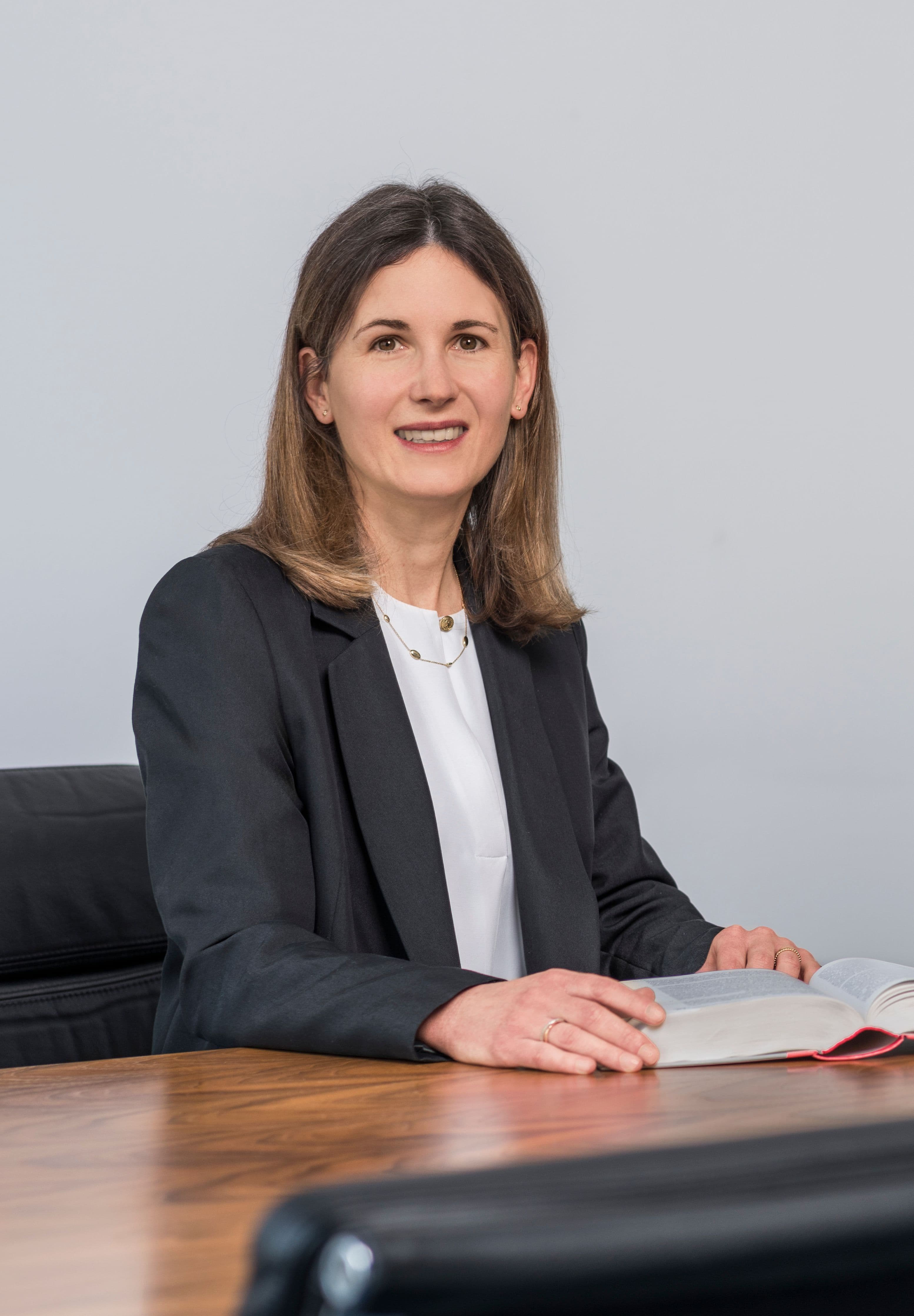 Das Bild zeigt Fachanwältin für Bau- und Architektenrecht Dorothea Baiker der Kanzlei Menz und Partner