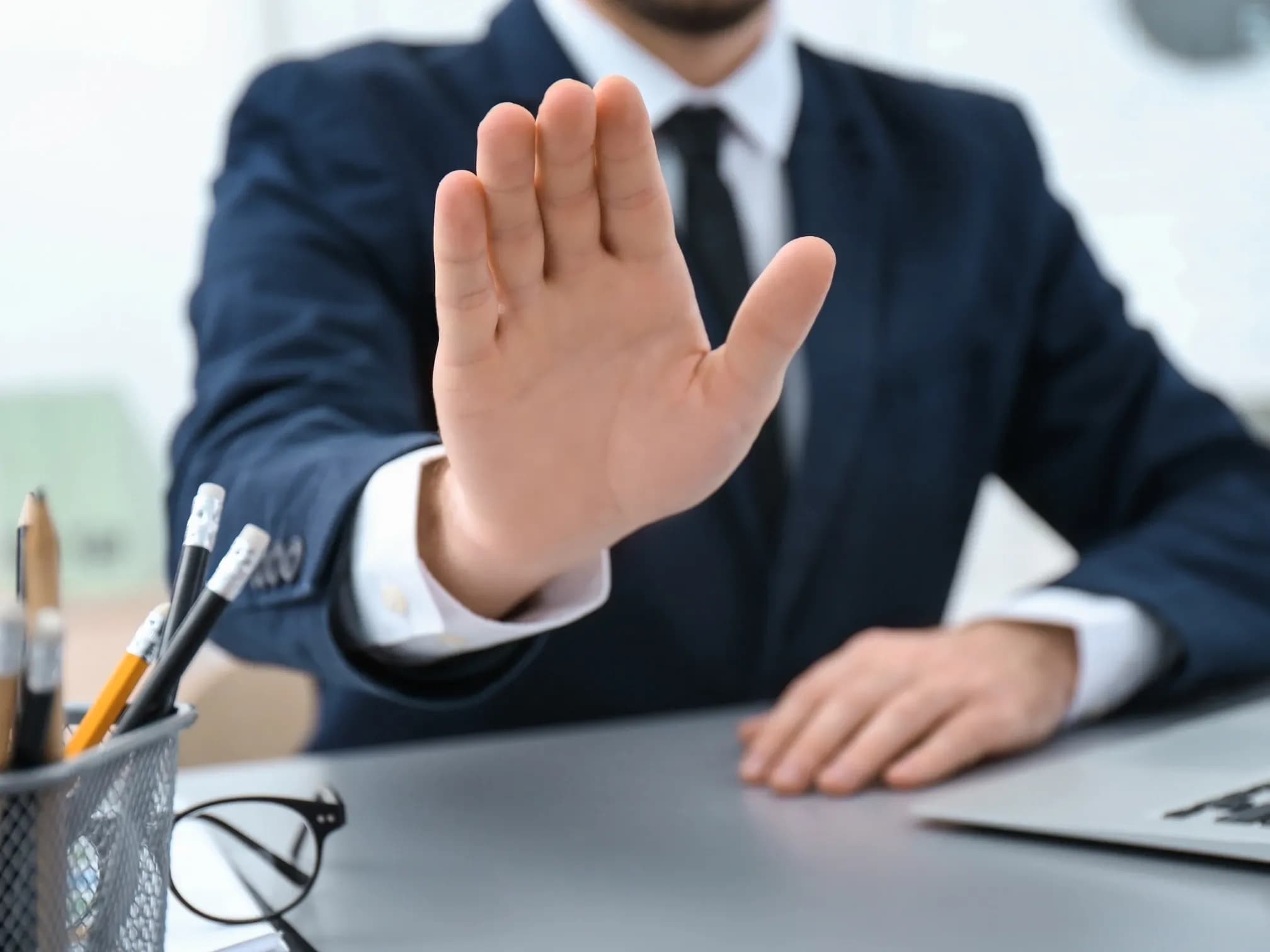 Person lehnt mit Hand ab
