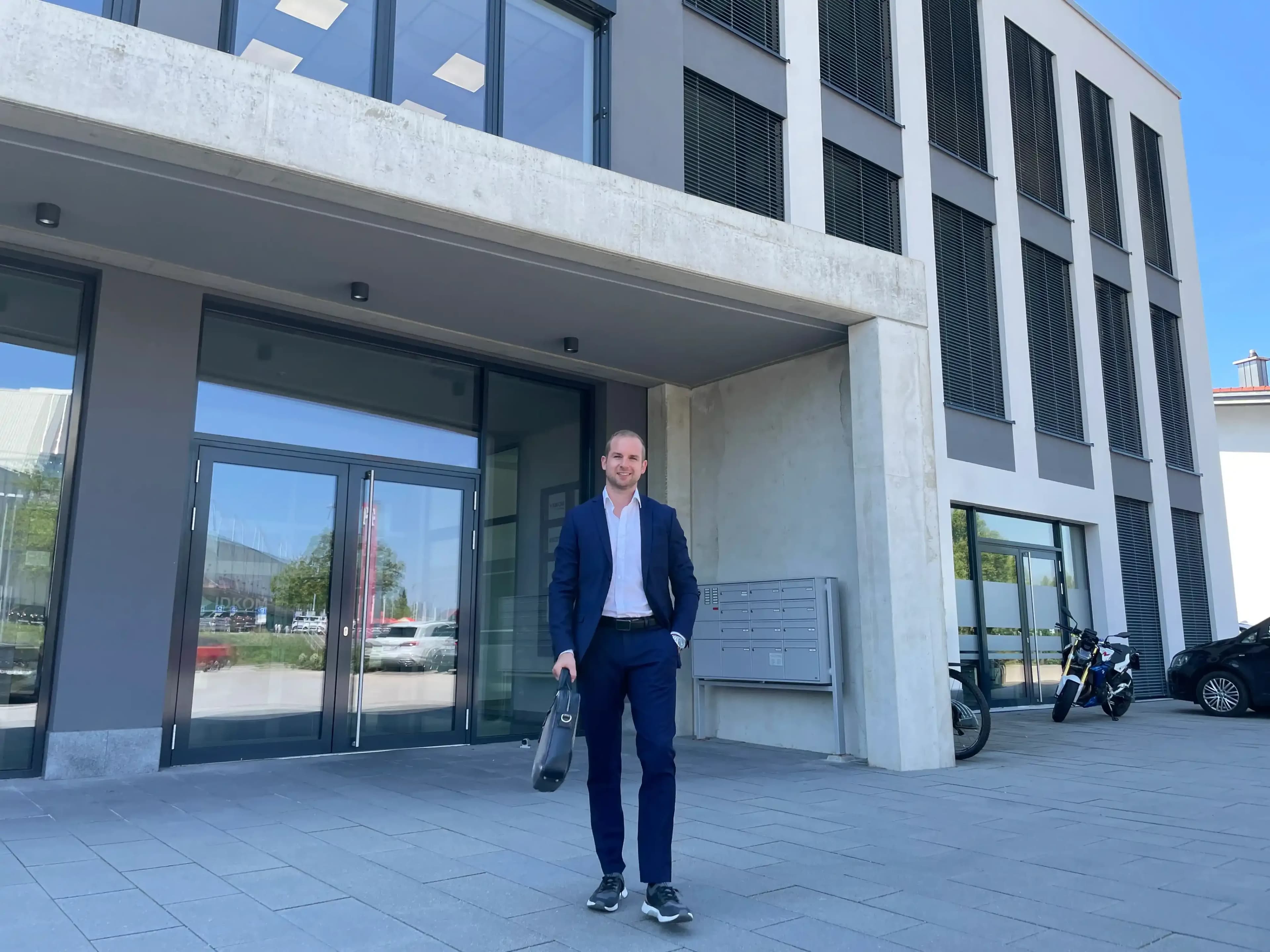 Rechtsanwalt Felix Binder der Kanzlei Menz und Partner steht vor dem Kanzleigebäude in Kempten Allgäu