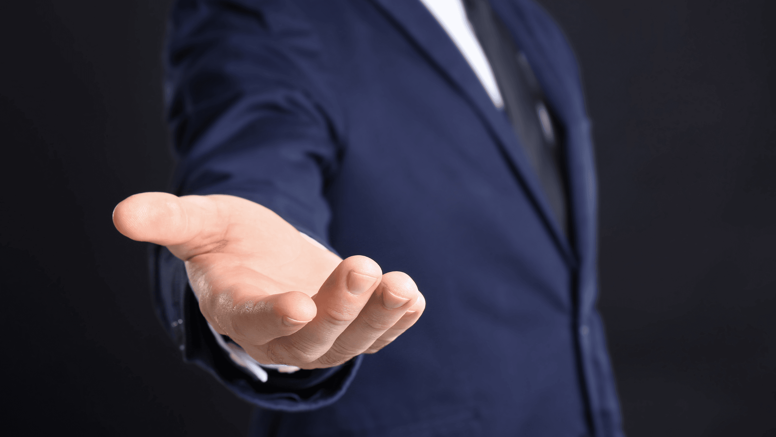 Person fordert Pflichtteil