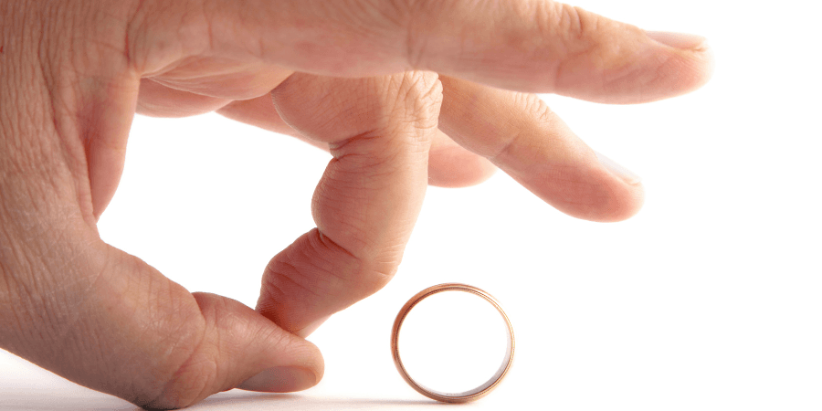 Finger schnippsen Ehering weg.