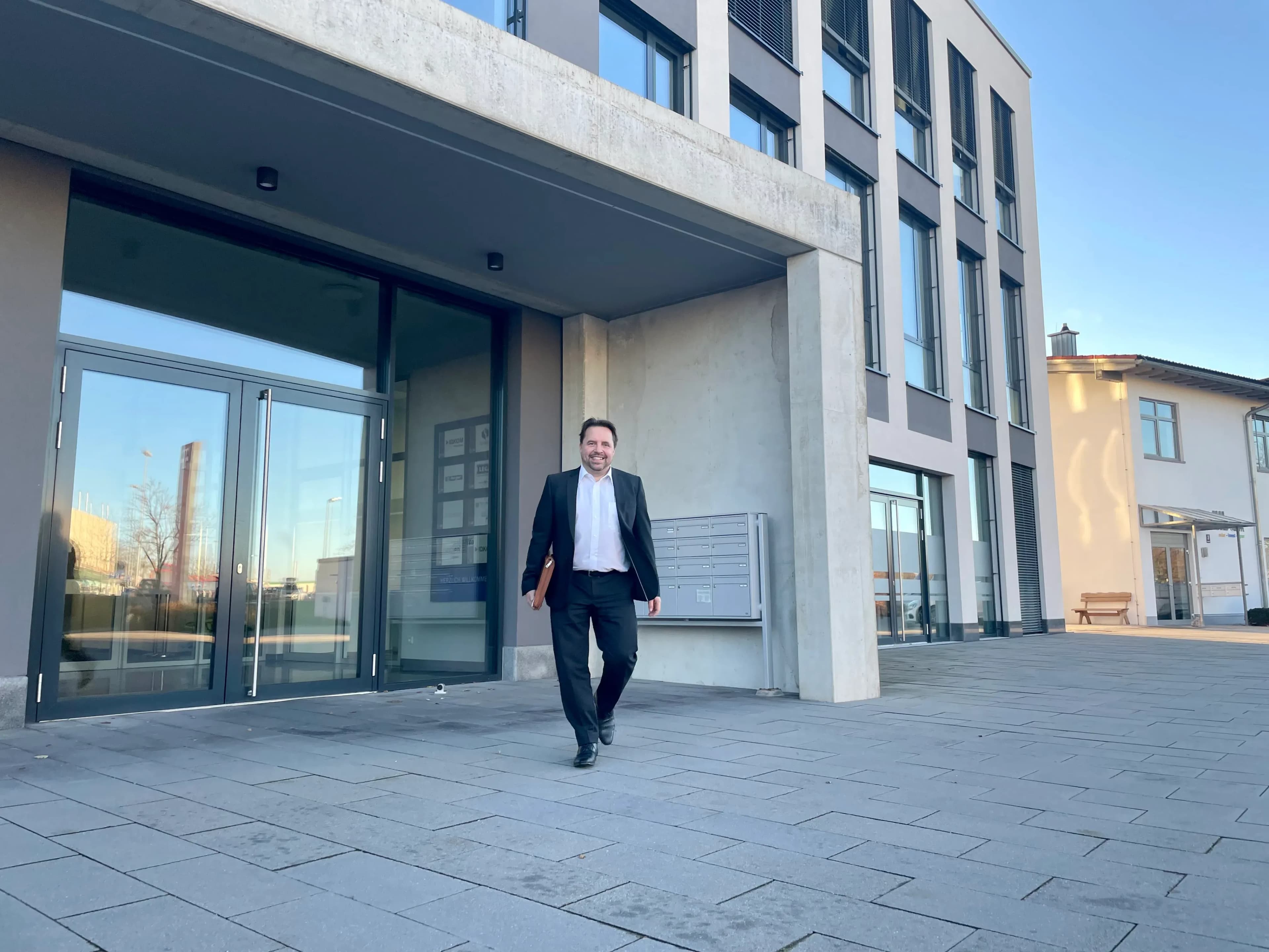 Rechtsanwalt Andreas Mayer vor der Kanzlei Menz und Partner