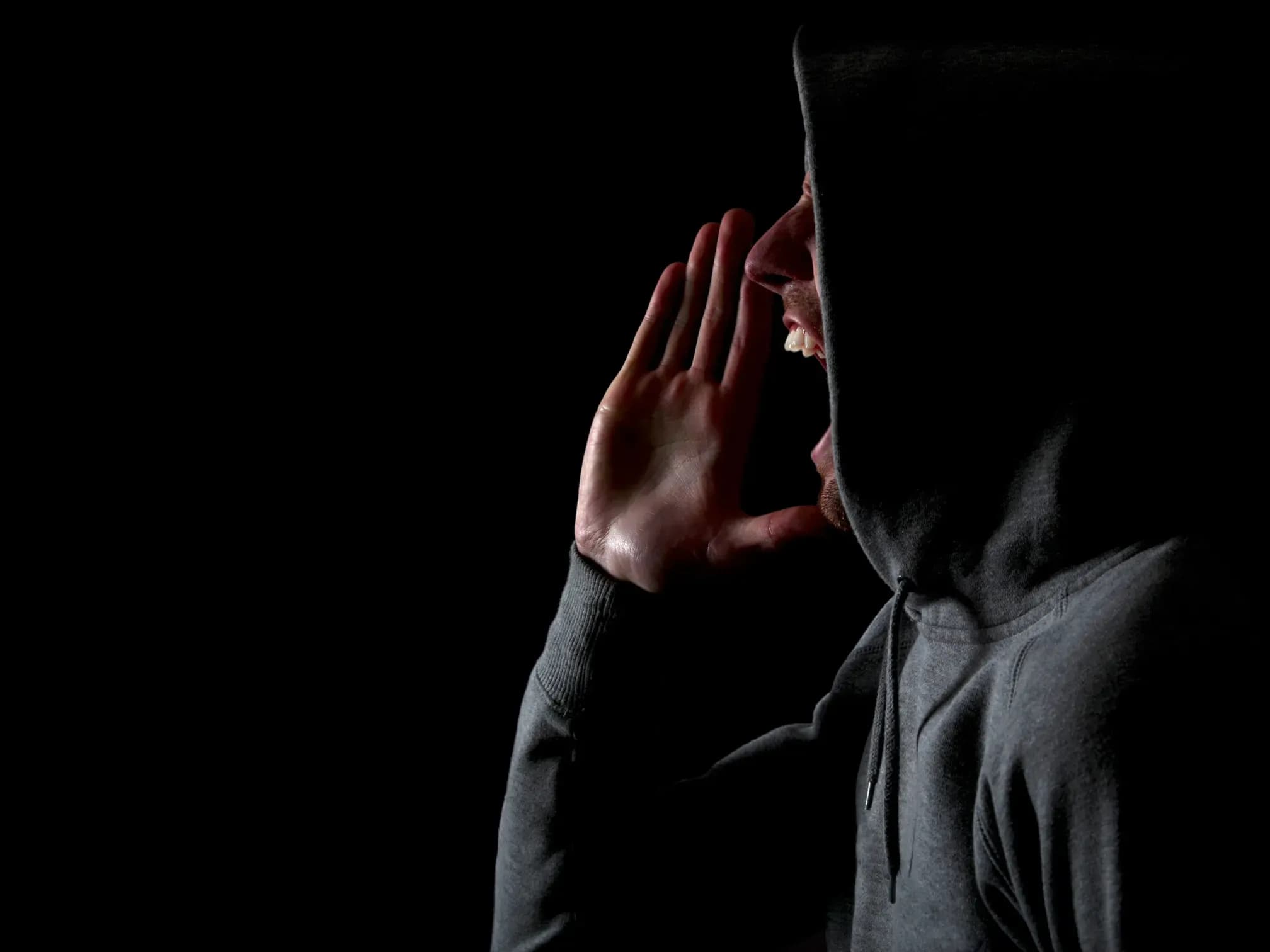 Person mit Kapuze schreit