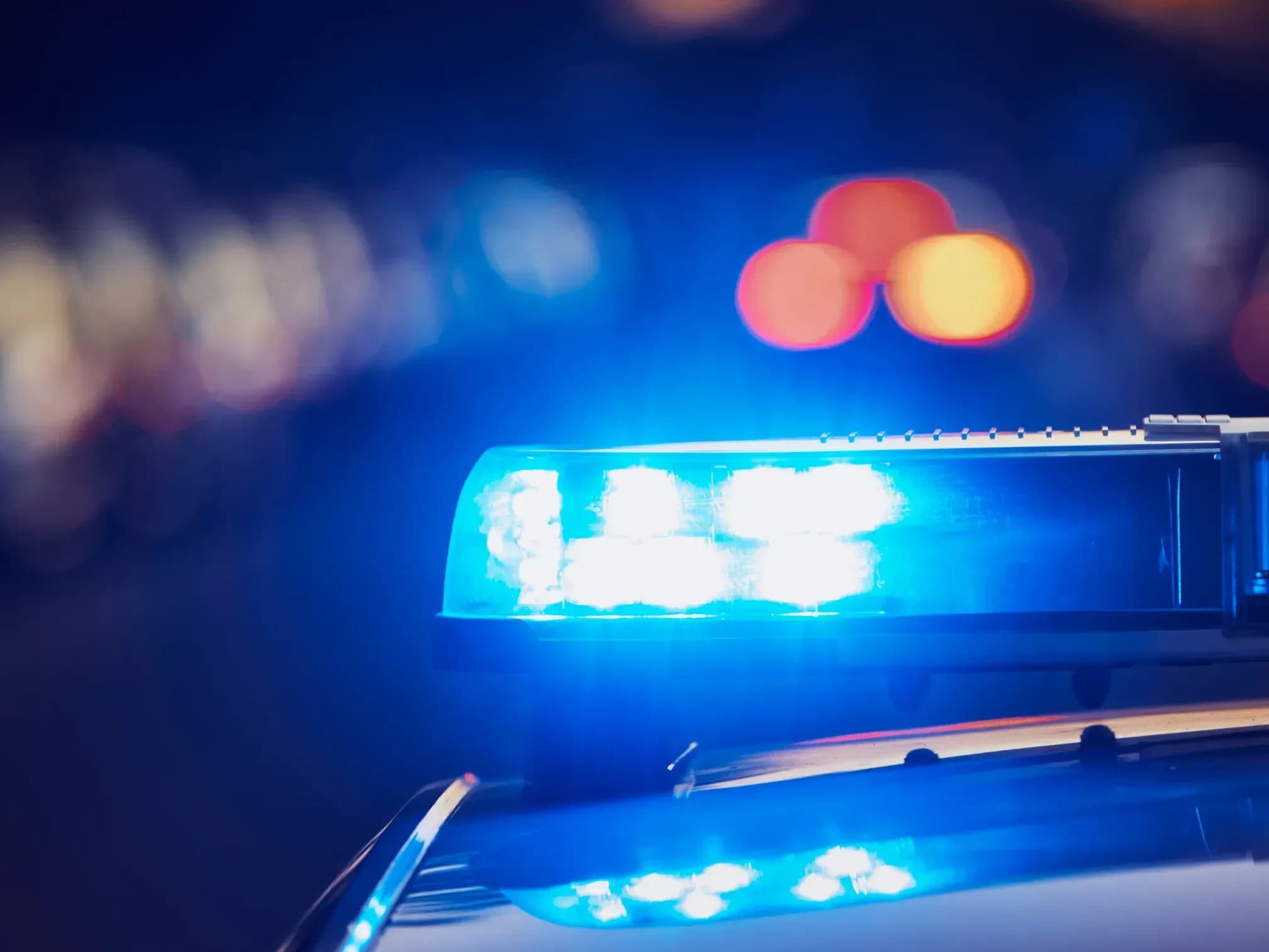 Das Bild zeigt das Blaulicht eines Polizeiautos