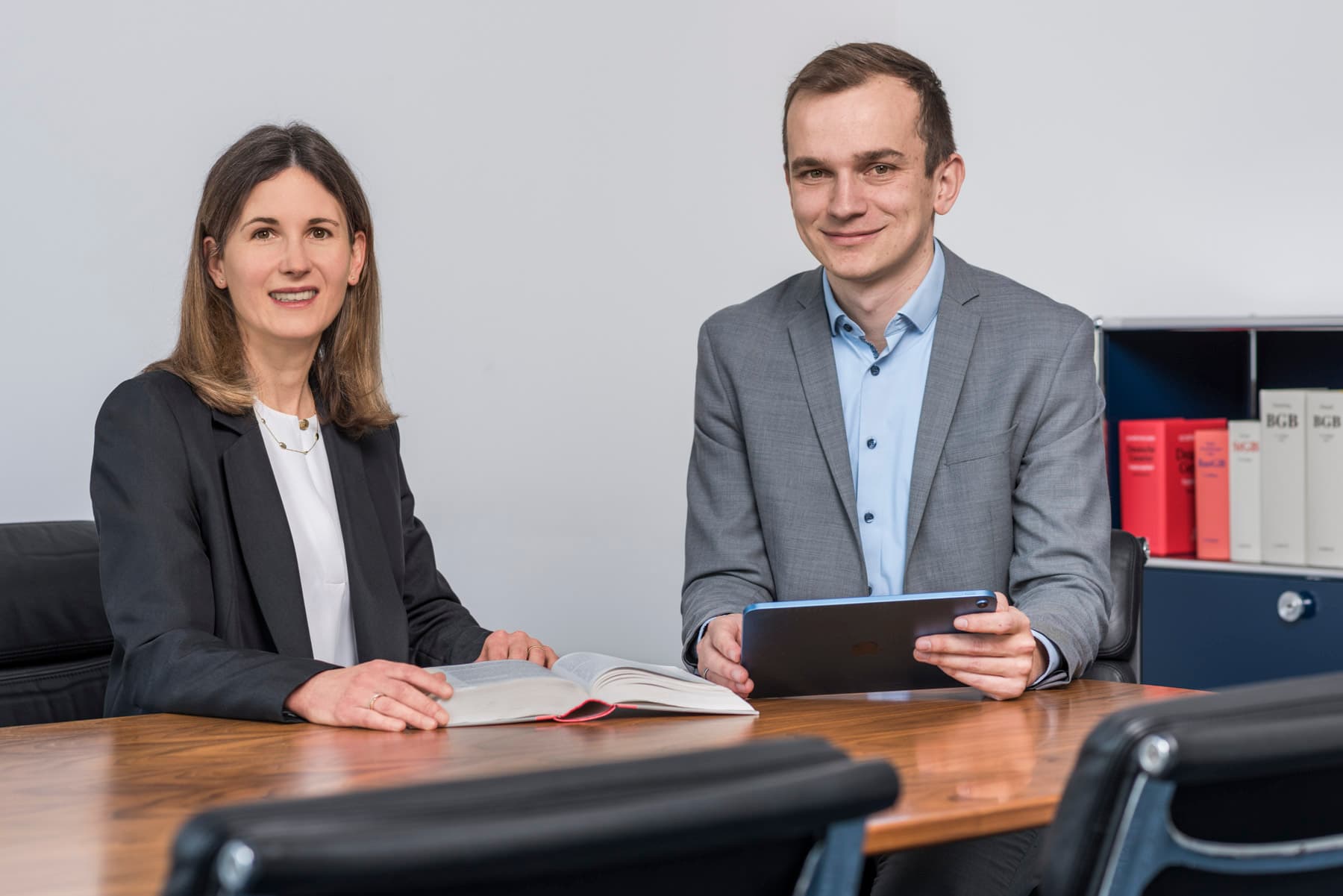 Das Bild zeigt die Fachanwältin für Bau- und Architektenrecht Dorothea Baiker und den auf Baurecht spezialisierten Rechtsanwalt Matthias Stockinger der Kanzlei Menz und Partner