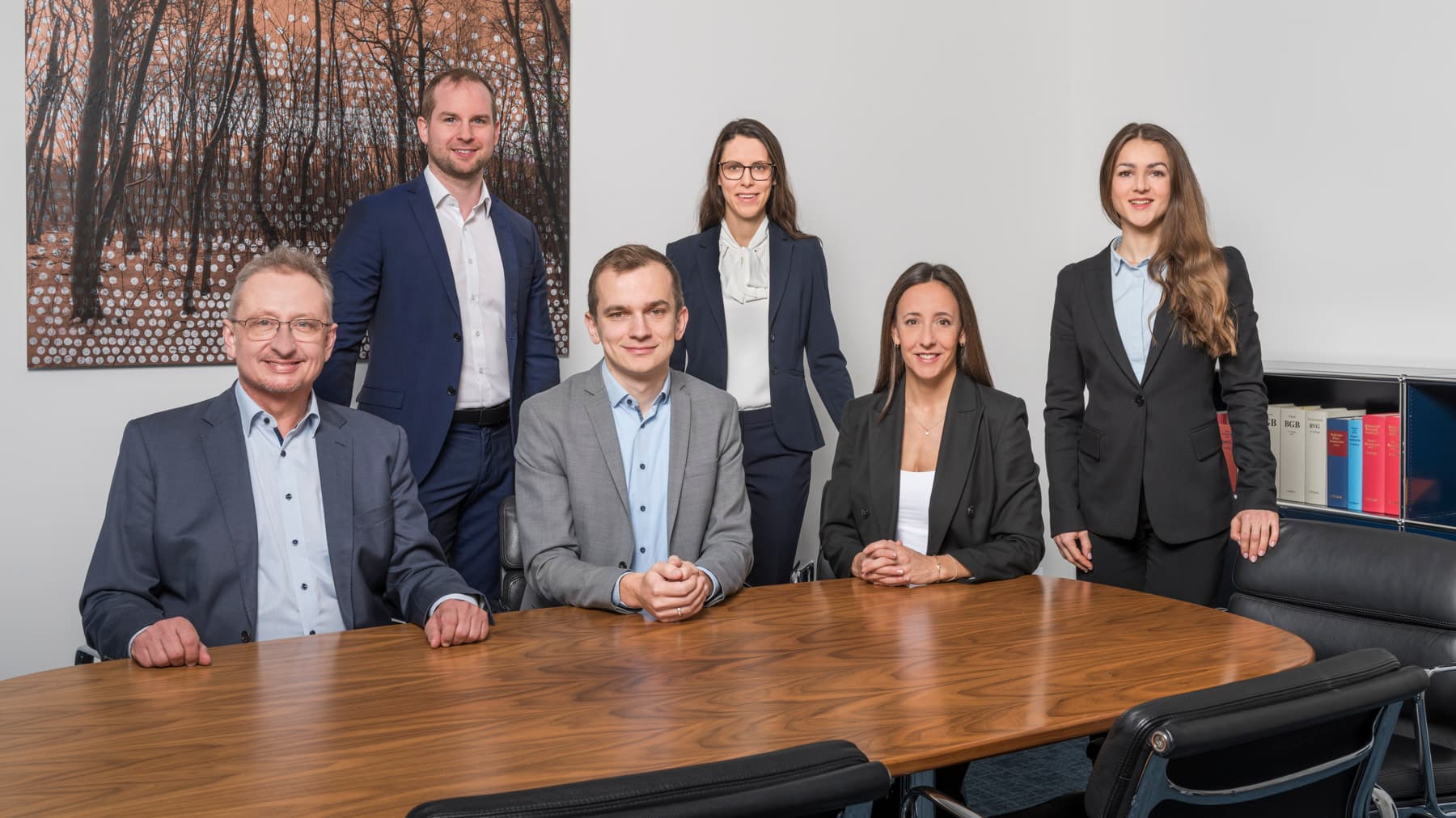 Das Bild zeigt die Fachanwälte für Erbrecht Dr. Holger Hoffmann und Franziska Heidl und die auf Erbrecht spezialisierten Rechtsanwälte Felix Binder, Matthias Stockinger, Larissa Laqua und Sarah Einsiedler der Kanzlei Menz und Partner
