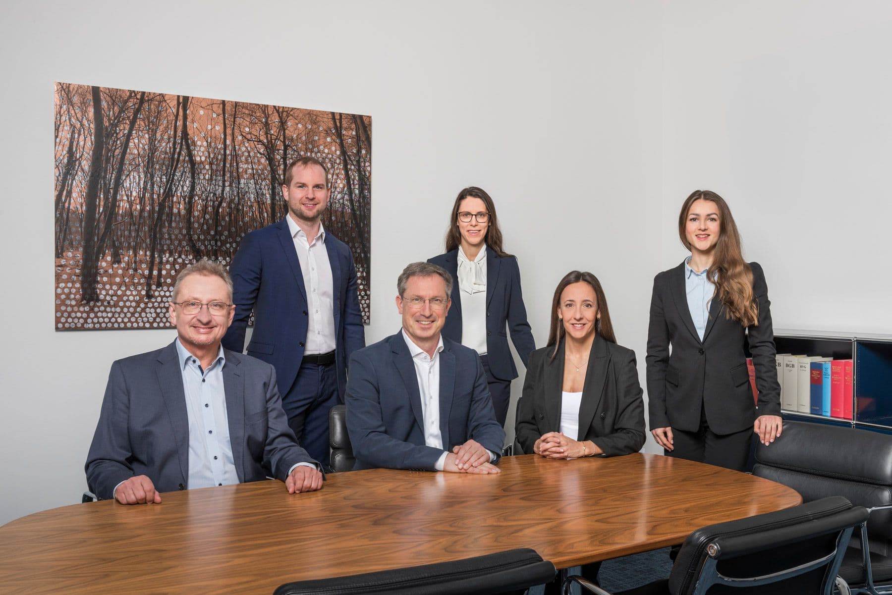 Das Bild zeigt die Fachanwälte für Erbrecht Dr. Holger Hoffmann, Franziska Heidl, Felix Binder und die auf Erbrecht spezialisierten Rechtsanwälte Stephan Thomae und Larissa Laqua der Kanzlei Menz und Partner