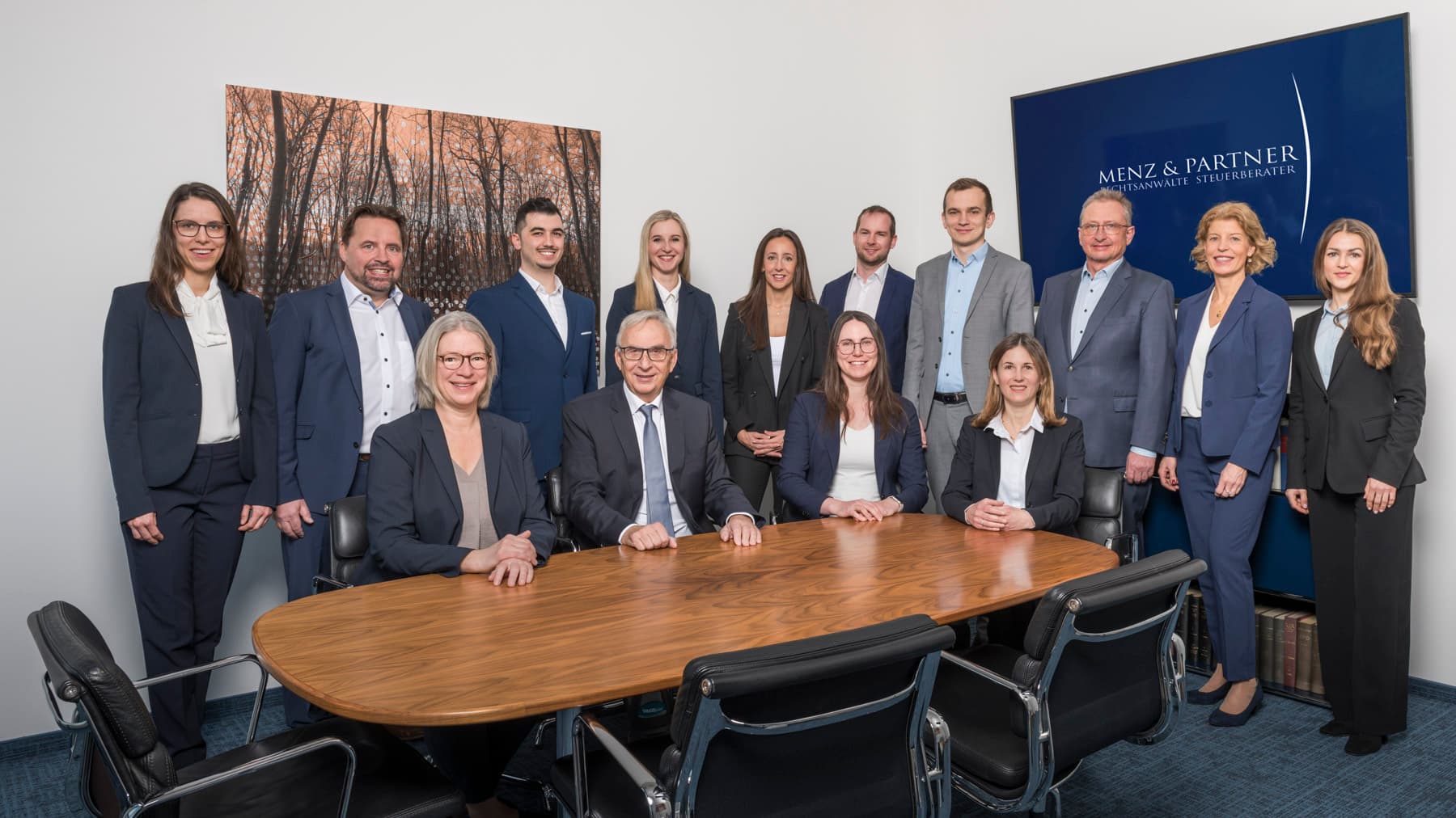 das Bild zeigt alle Rechtsanwälte und Steuerberater der Kanzlei Menz und Partner