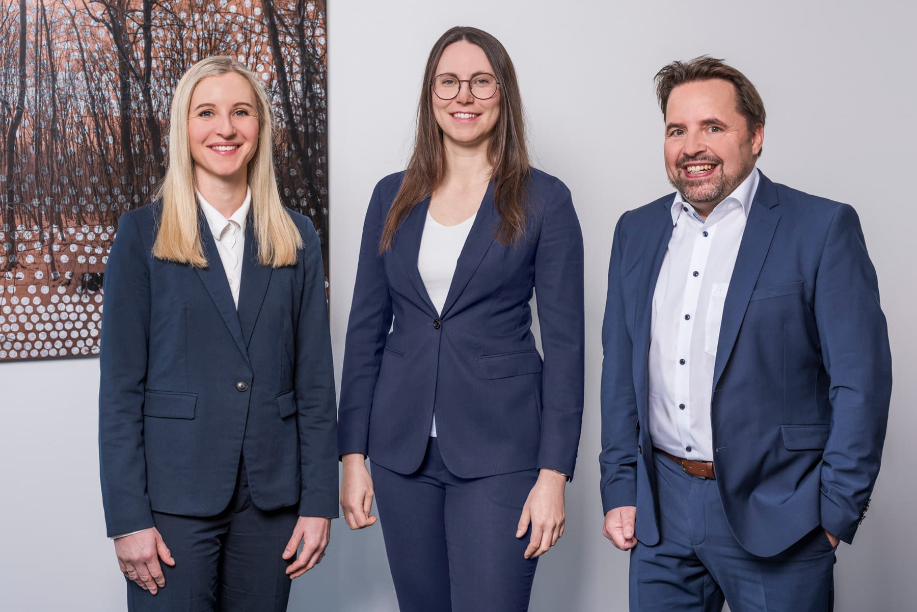 Das Bild zeigt die Fachanwälte für Handels- und Gesellschaftsrecht Dr. Andreas Mayer und Dr. Carina Streipert sowie die auf Gesellschaftsrecht spezialisierte Rechtsanwältin Viktoria Neun der Kanzlei Menz und Partner