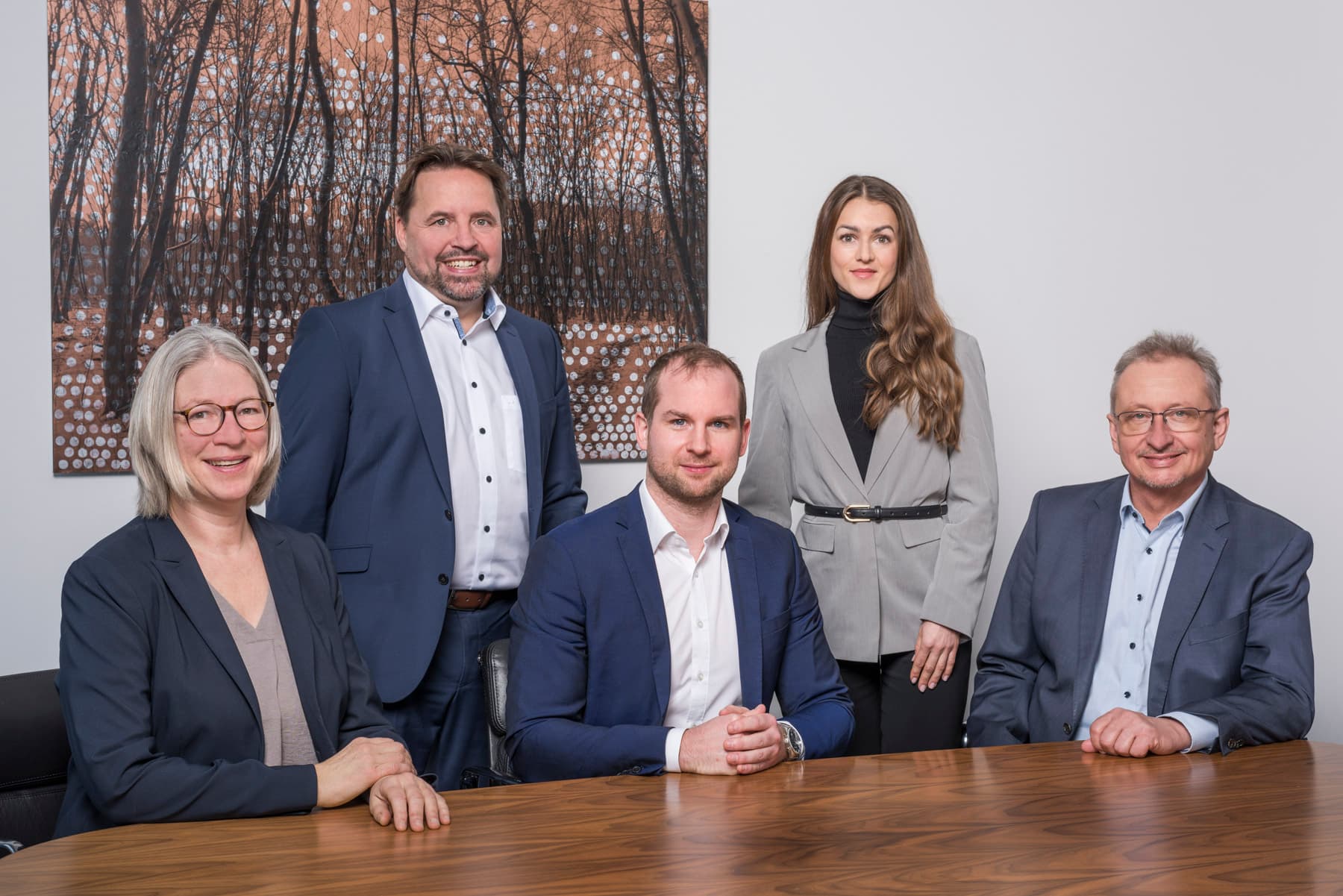 Das Bild zeigt die Fachanwälte für Strafrecht Dr. Holger Hoffmann und Dr. Renate Bens, sowie die auf Strafrecht spezialisierten Rechtsanwälte Felix Binder, Dr. Andreas Mayer und Sarah Einsiedler der Kanzlei Menz und Partner