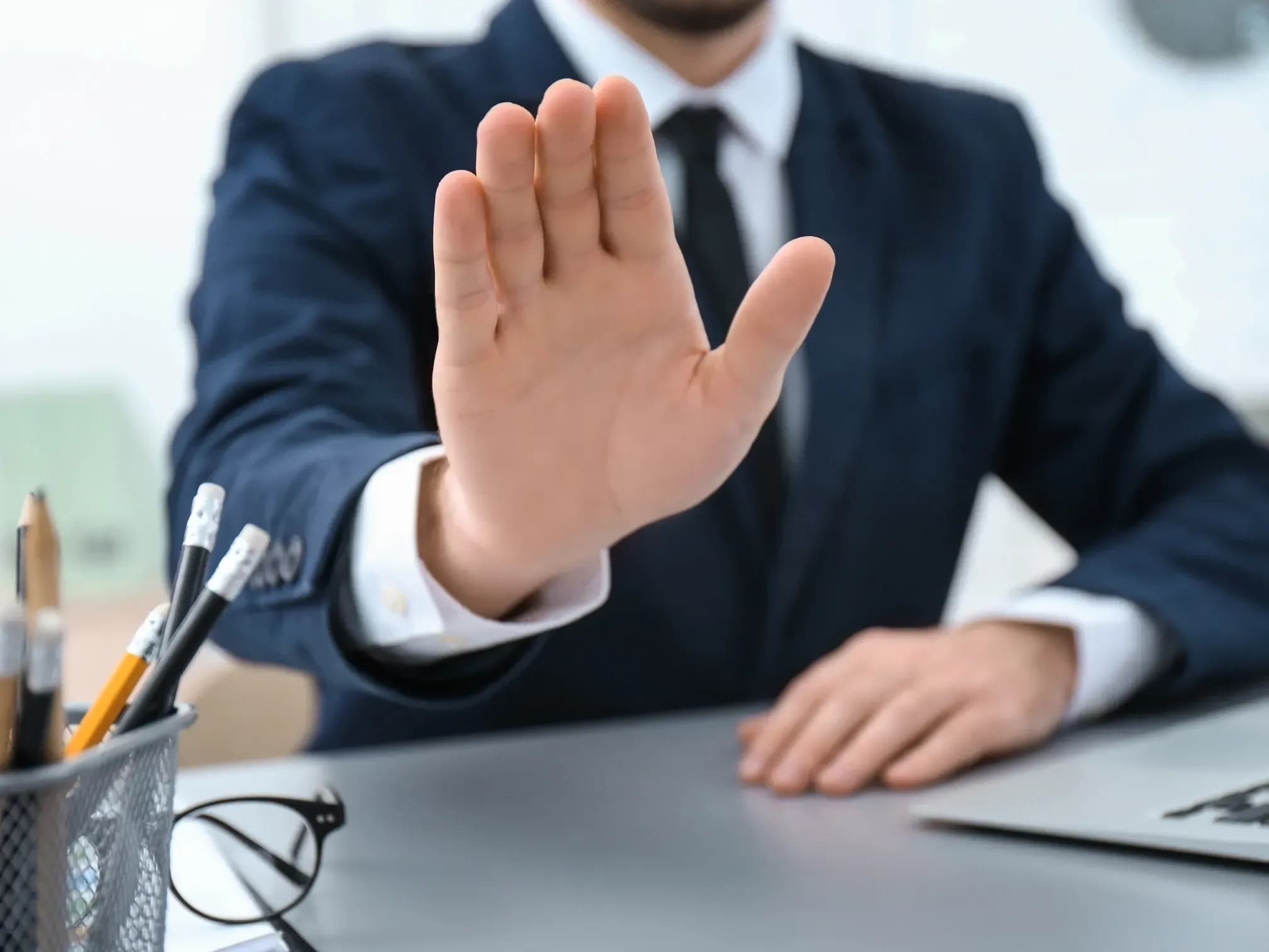 Person lehnt mit Hand ab