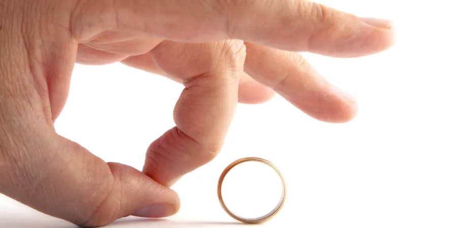 Finger schnippsen Ehering weg.