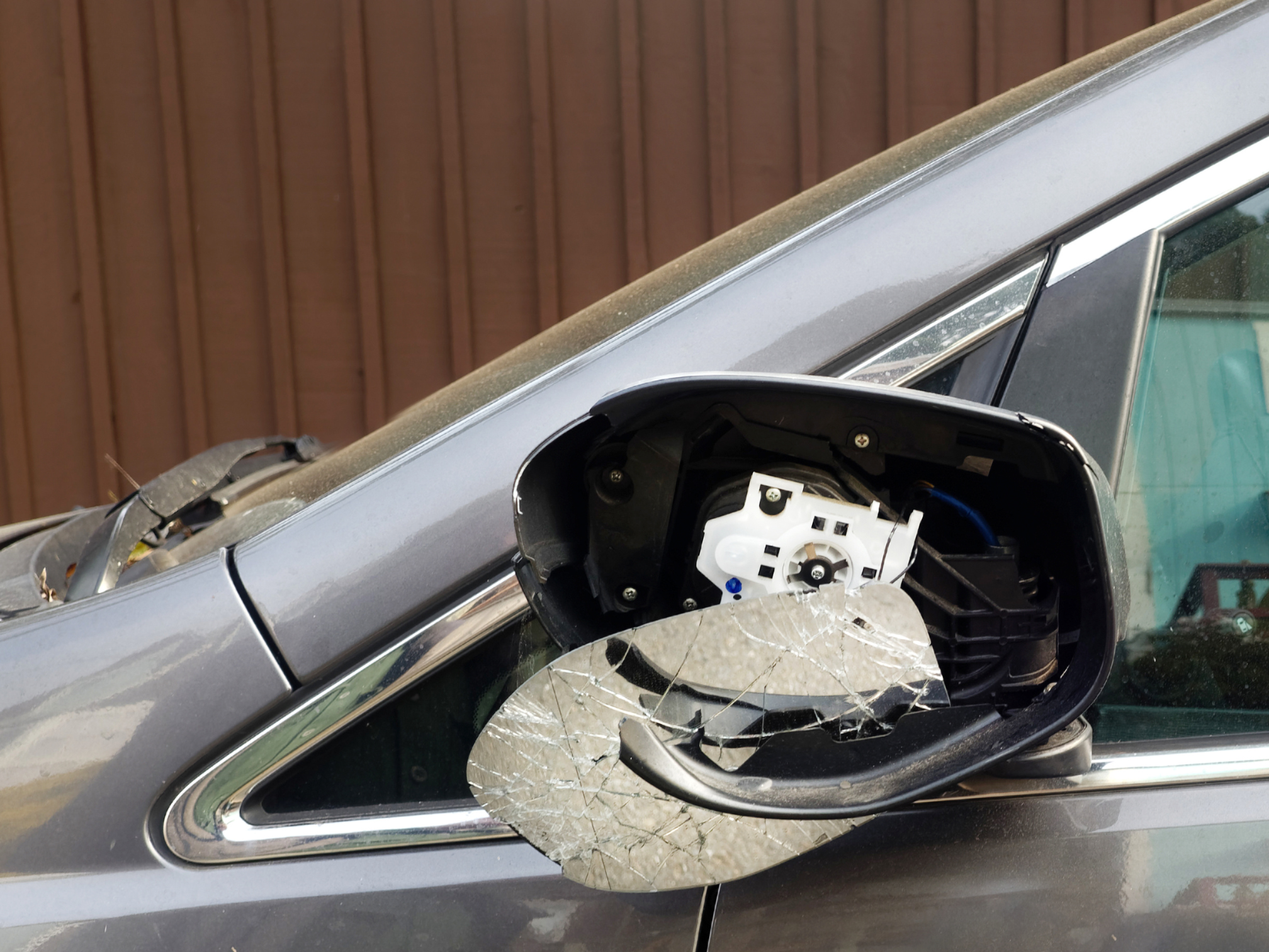 Beschädigter Außenspiegel an Auto