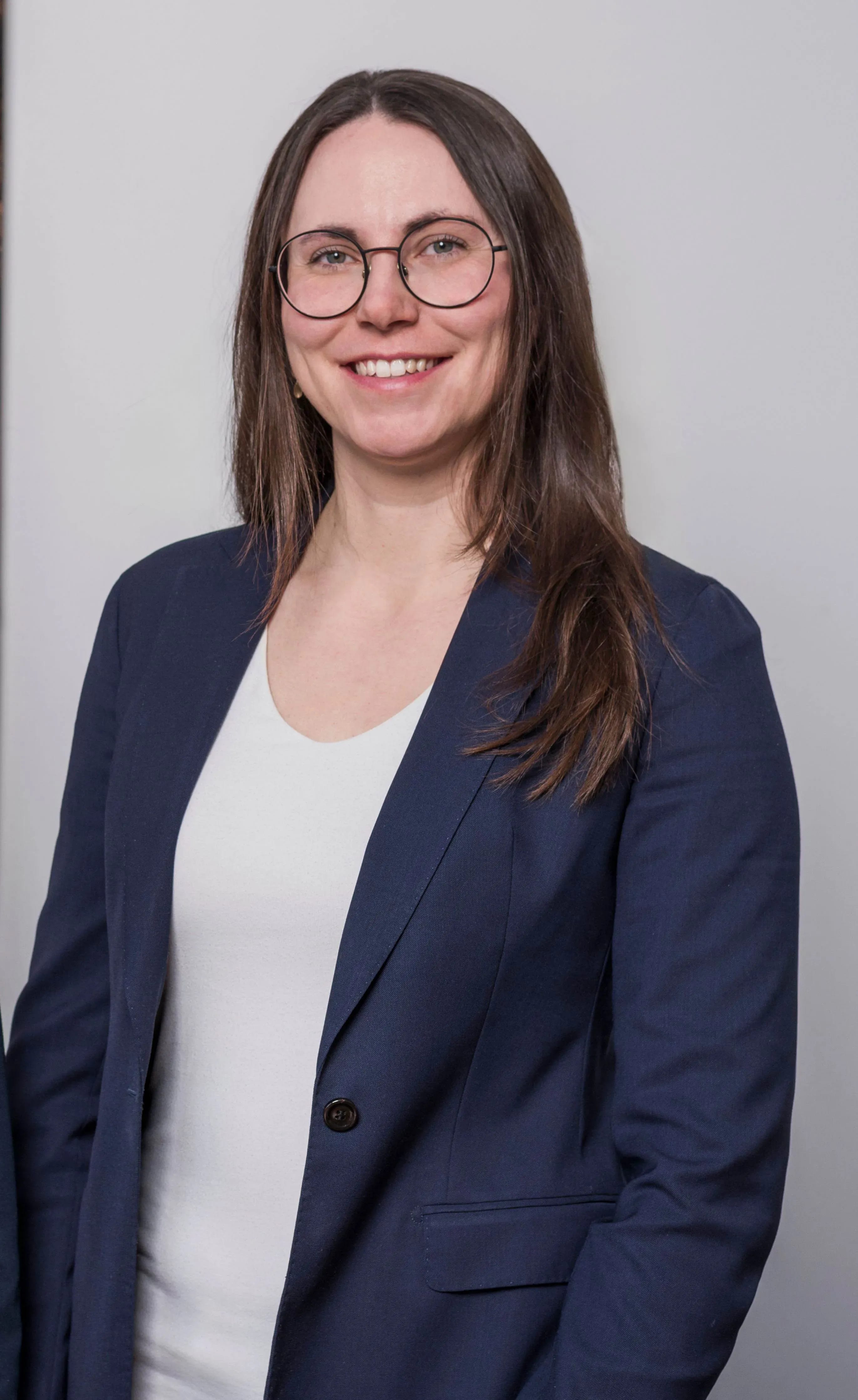 Die auf Arbeitsrecht und Gesellschaftsrecht spezialisierte Rechtsanwältin Viktoria Neun der Kanzlei Menz und Partner