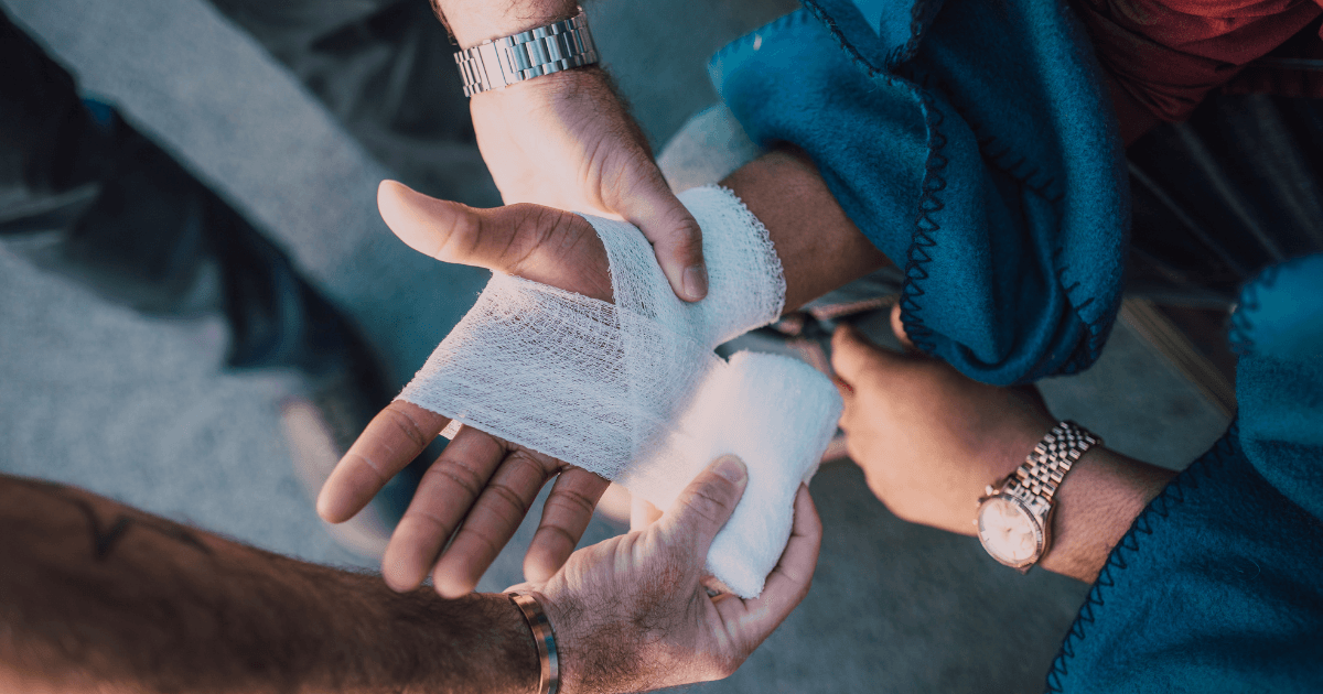 Verletzung an Hand wird verbunden