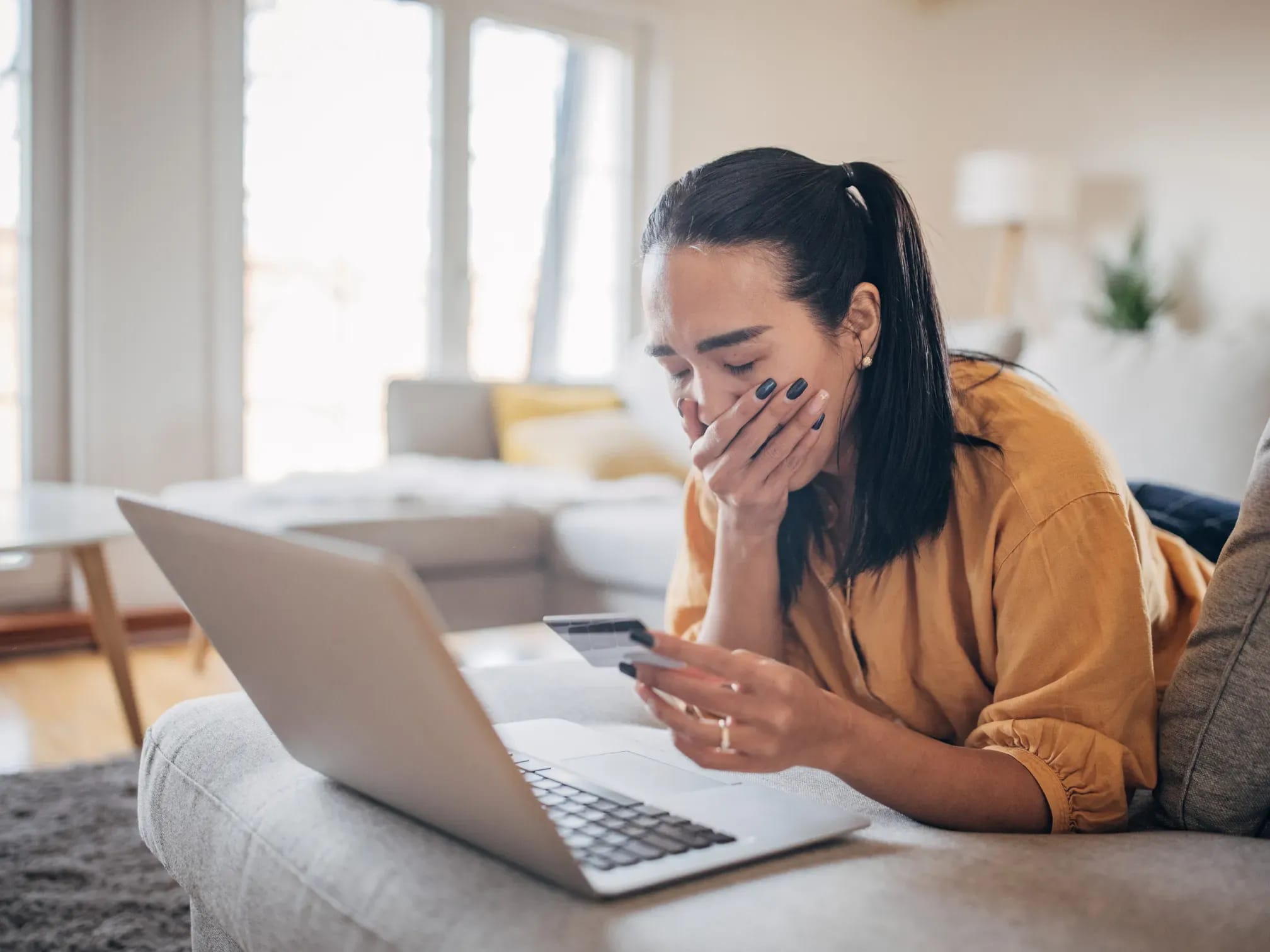 Frau vor Computer wurde betrogen