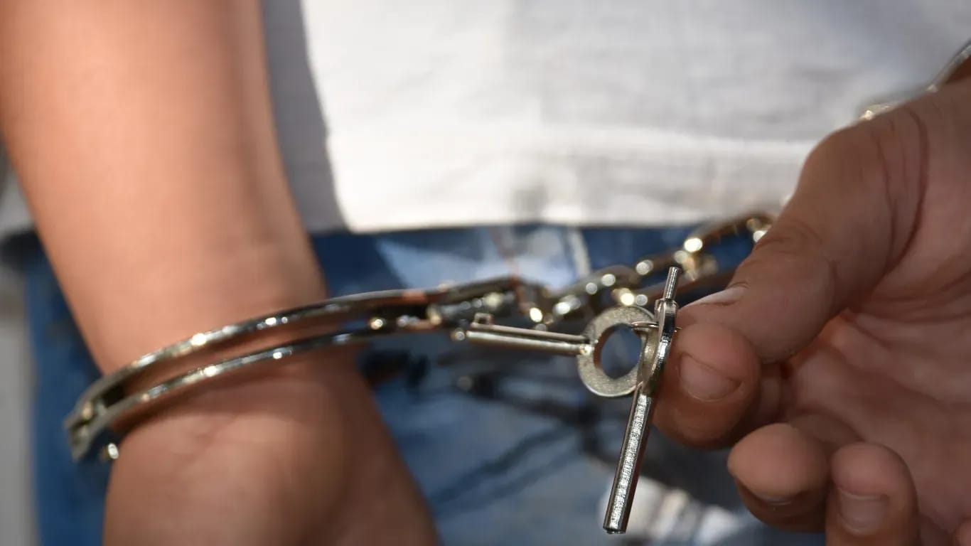 Jugendlicher in Handschellen