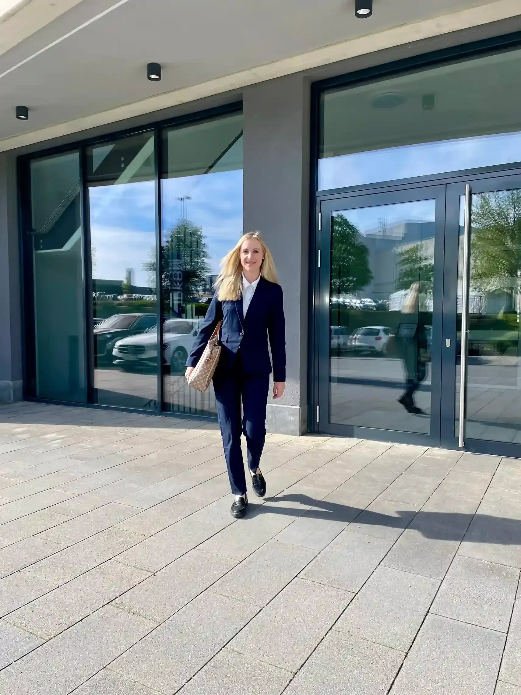 Anwalt für Arbeitsrecht Dr. Carina Streipert vo dem Gebäude der Kanzlei Menz und Partner in Kempten