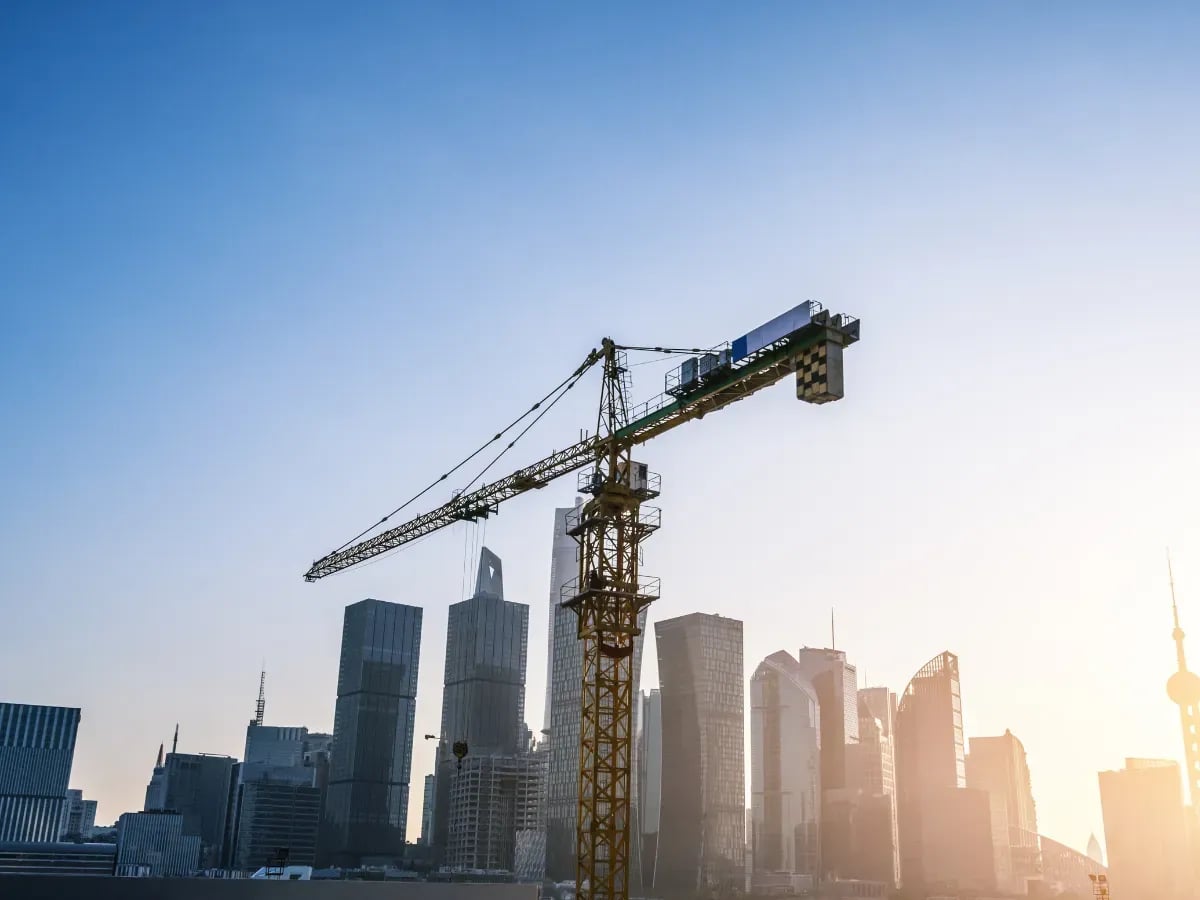 Das Bild zeigt einen Kran auf einer Baustelle