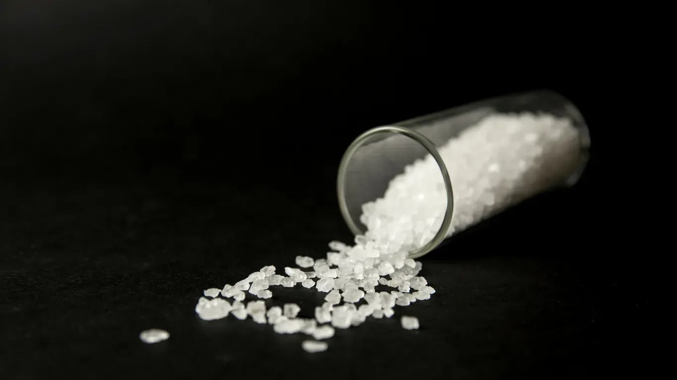 ein Röhrchen mit illegaler weißer Substanz