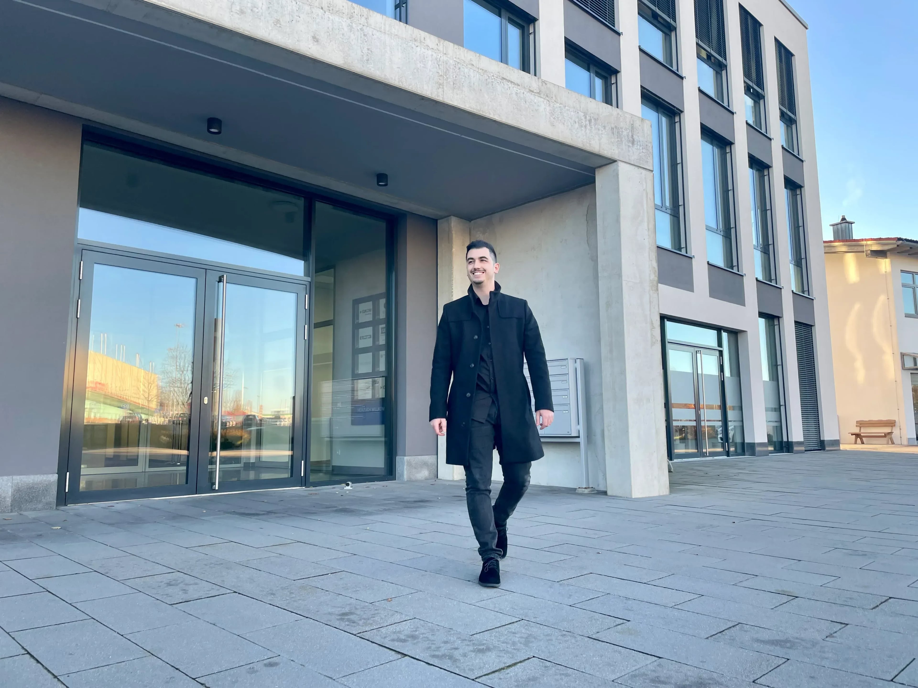 Steuerberater G. Abbruzzessi läuft vor Kanzlei Menz und Partner