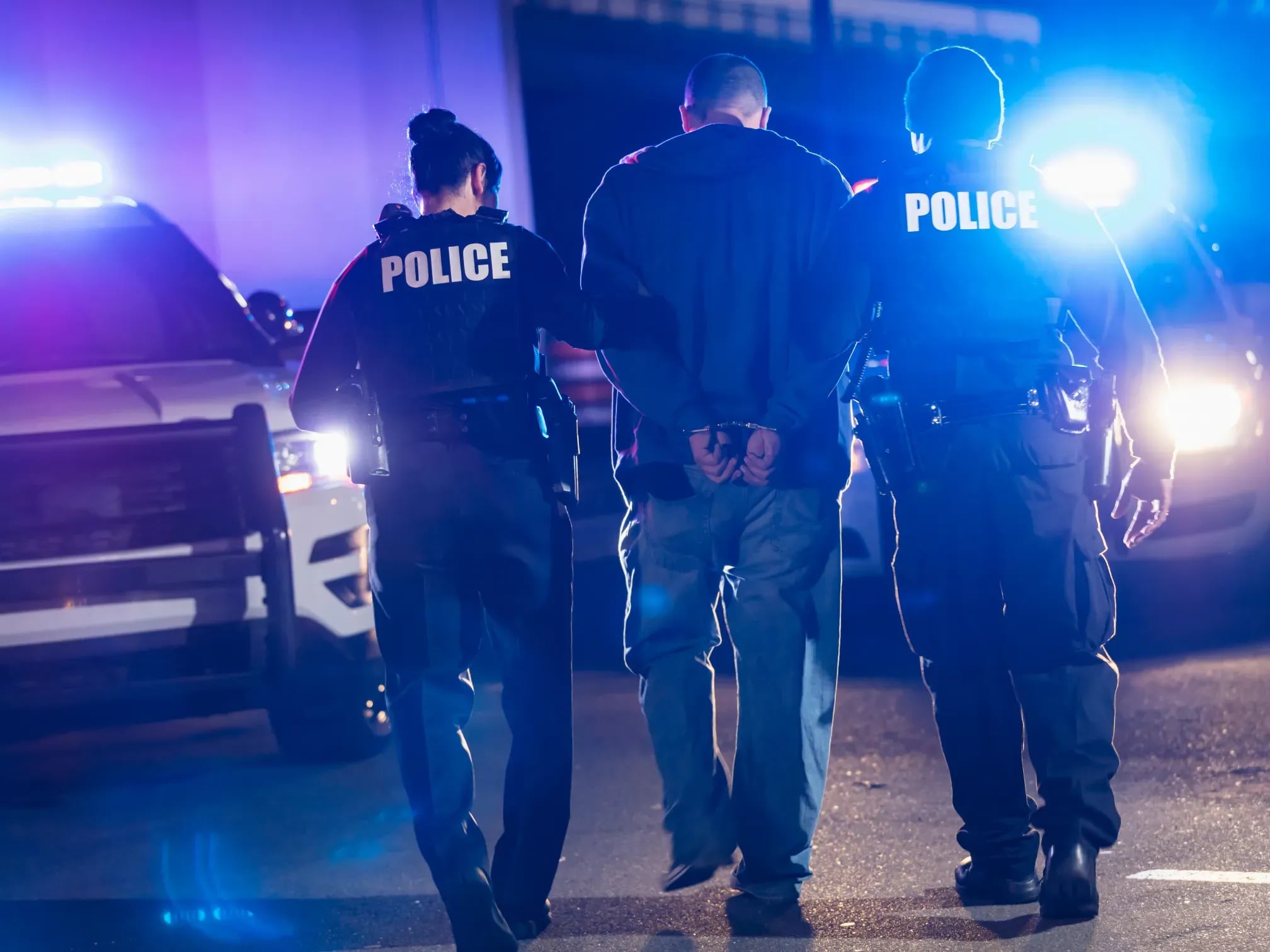 Mann wird von Polizei festgenommen
