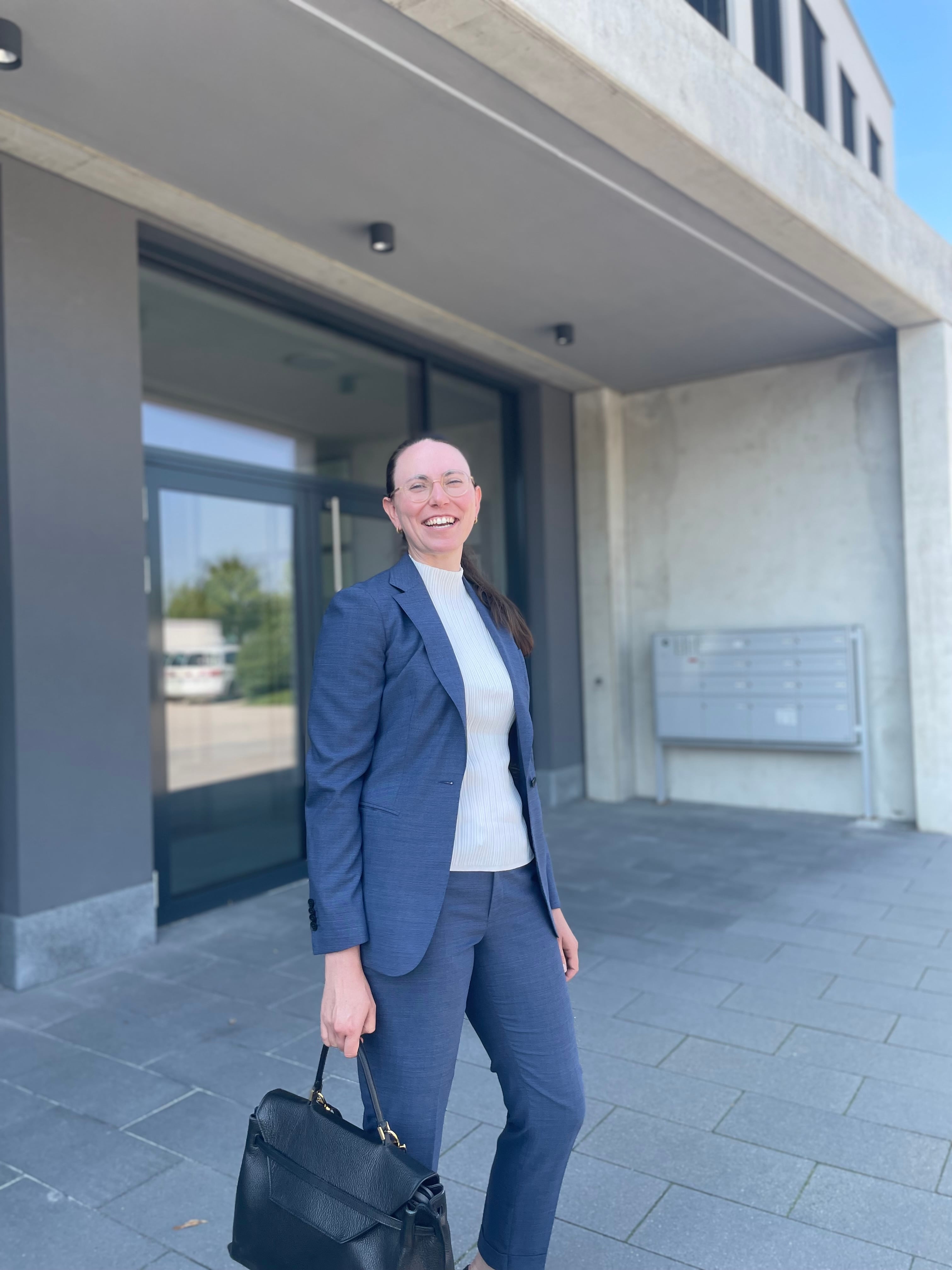 Rechtsanwältin Viktoria Neun vor dem Standort in Kempten.