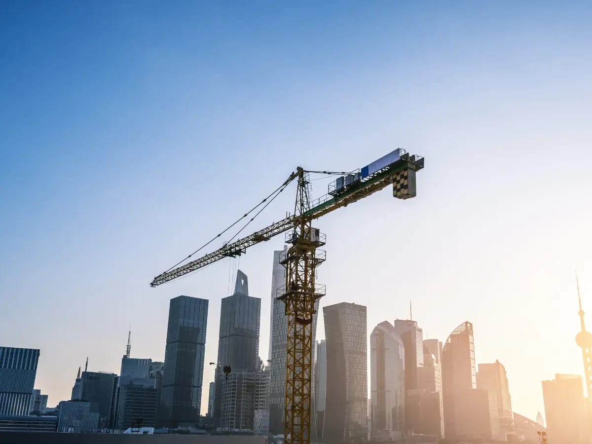 Das Bild zeigt einen Kran auf einer Baustelle