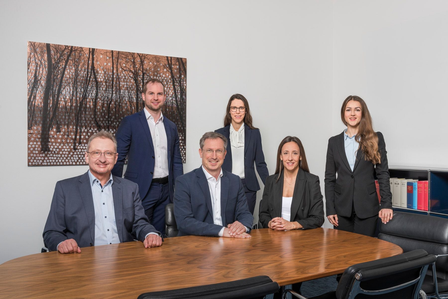 Das Bild zeigt die Fachanwälte für Erbrecht Dr. Holger Hoffmann, Franziska Heidl, Felix Binder und die auf Erbrecht spezialisierten Rechtsanwälte Stephan Thomae und Larissa Laqua der Kanzlei Menz und Partner