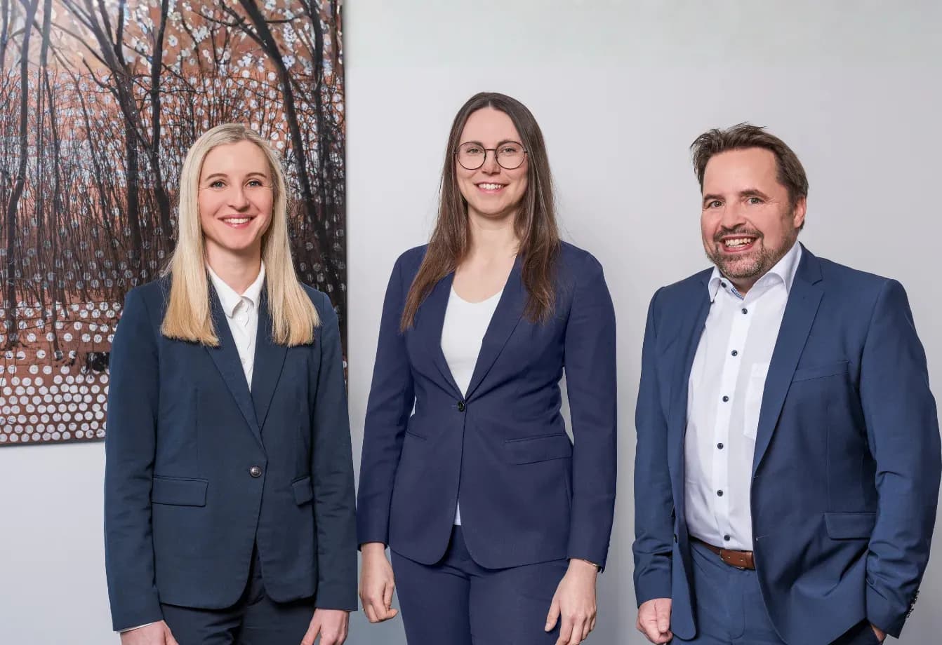 Das Bild zeigt die Fachanwälte für Handels- und Gesellschaftsrecht Dr. Andreas Mayer und Dr. Carina Streipert sowie Viktoria Neun der Kanzlei Menz und Partner