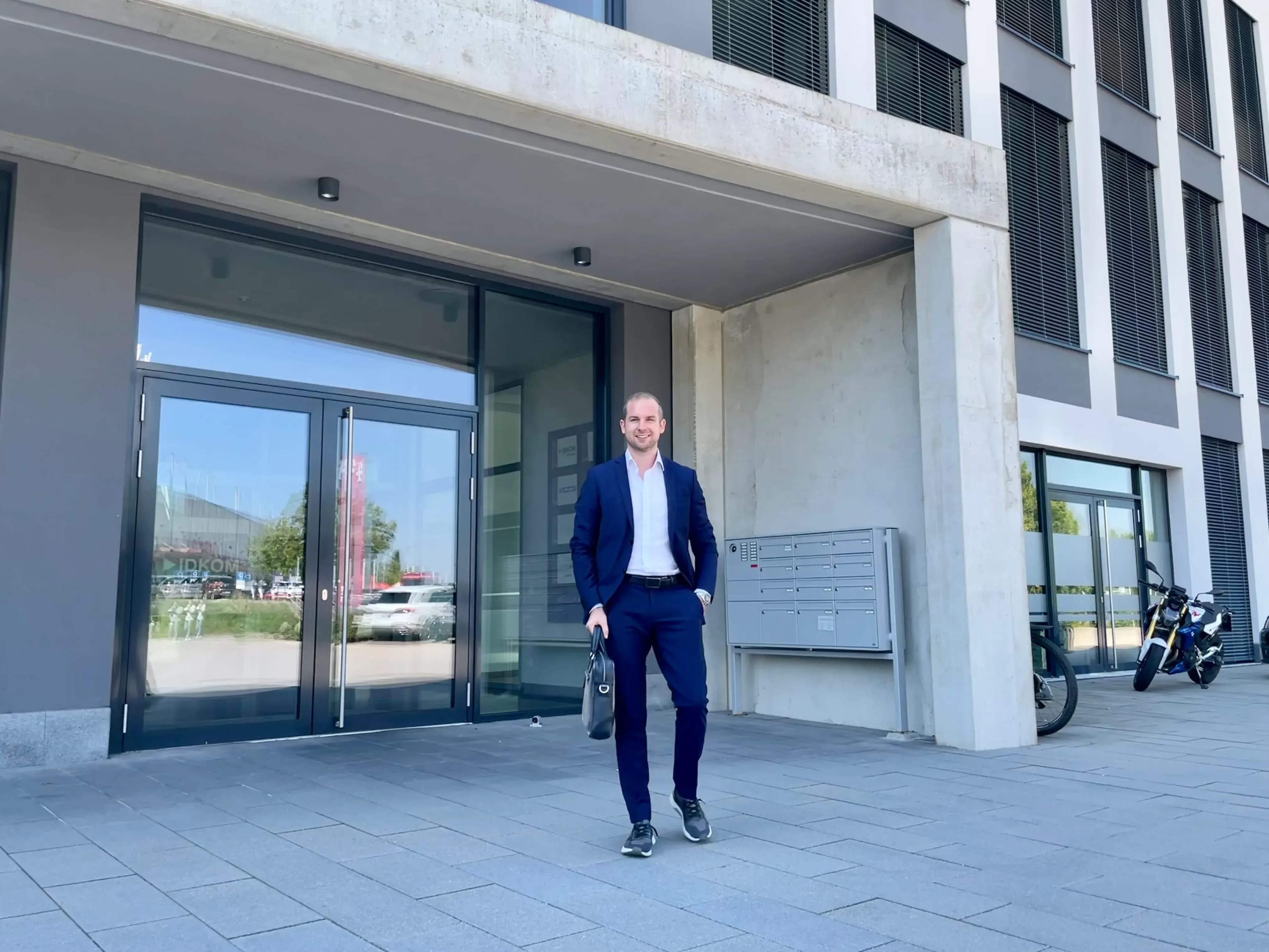 Rechtsanwalt Felix Binder läuft vor Kanzlei Menz und Partner