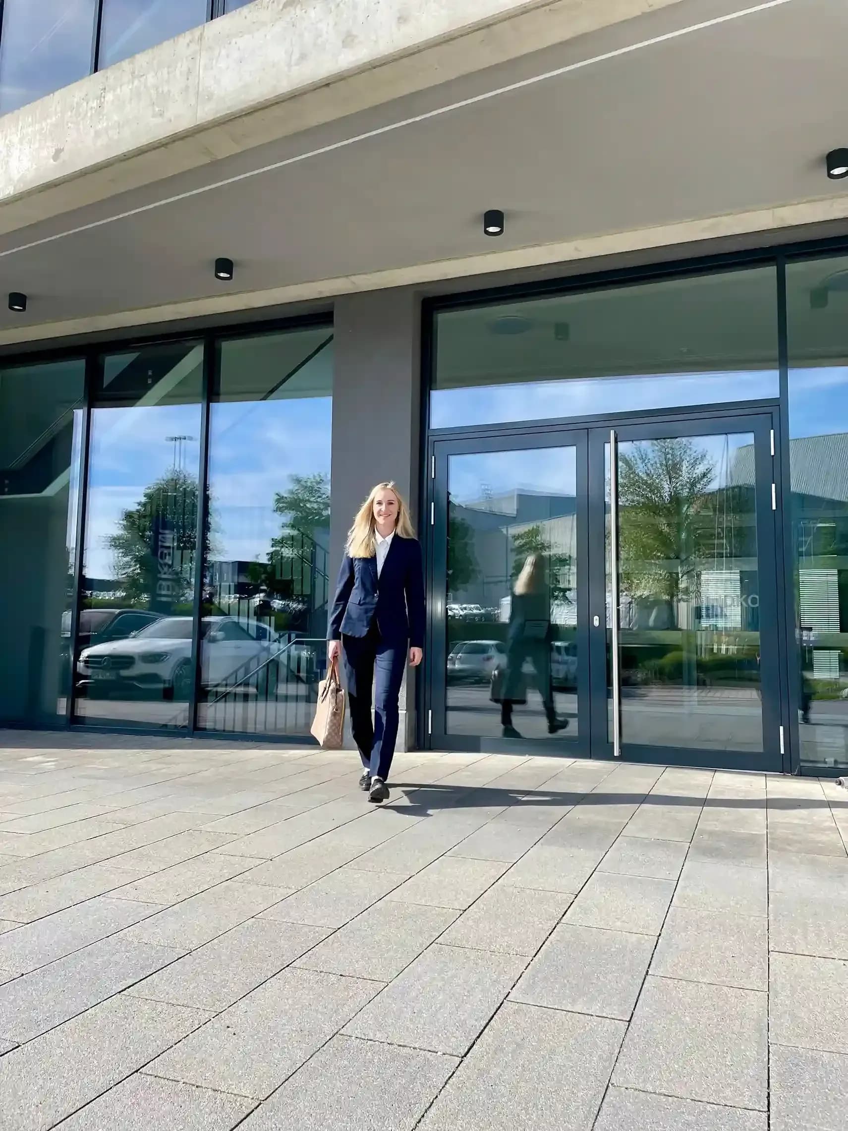 Anwalt für Arbeitsrecht Dr. Carina Streipert vor der Anwaltskanzlei Menz und Partner