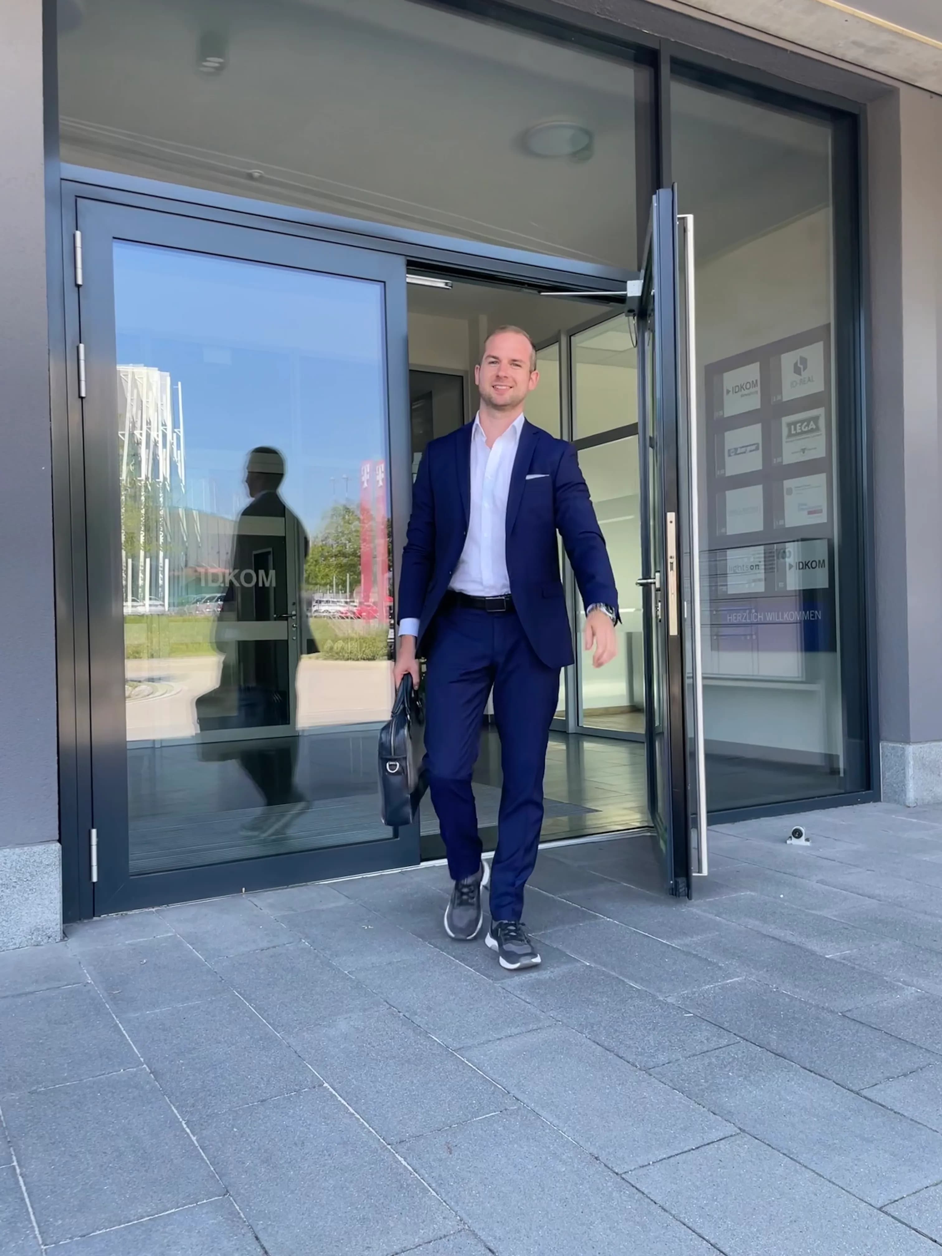 Hier ist Rechtsanwalt Felix Binder vor dem Standort in Kempten zu sehen.
