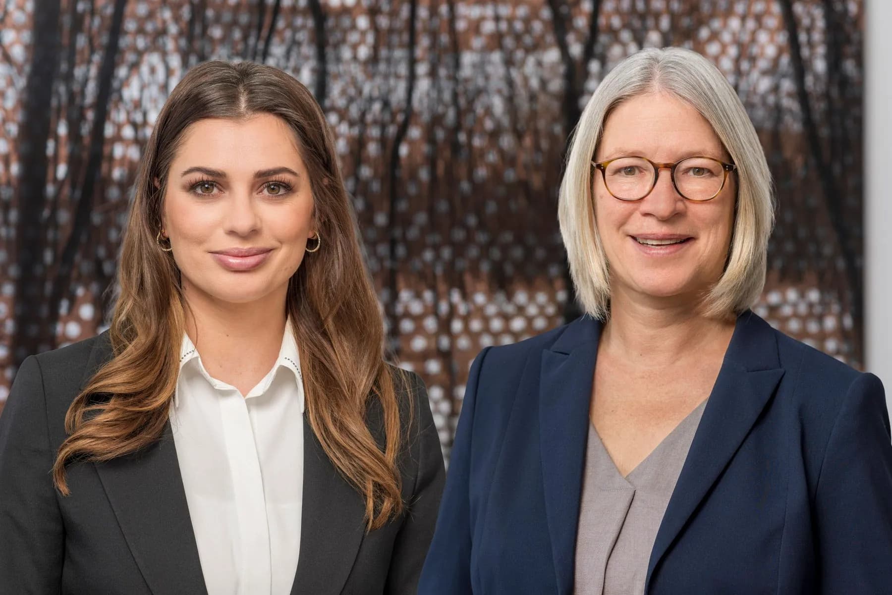 Das Bild zeigt die Fachanwältin für Miet- und Wohnungseigentumsrecht Dr. Renate Bens und Rechtsanwältin Tatjana Main der Kanzlei Menz und Partner