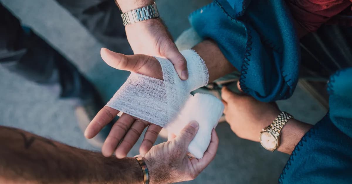 Verletzung an Hand wird verbunden