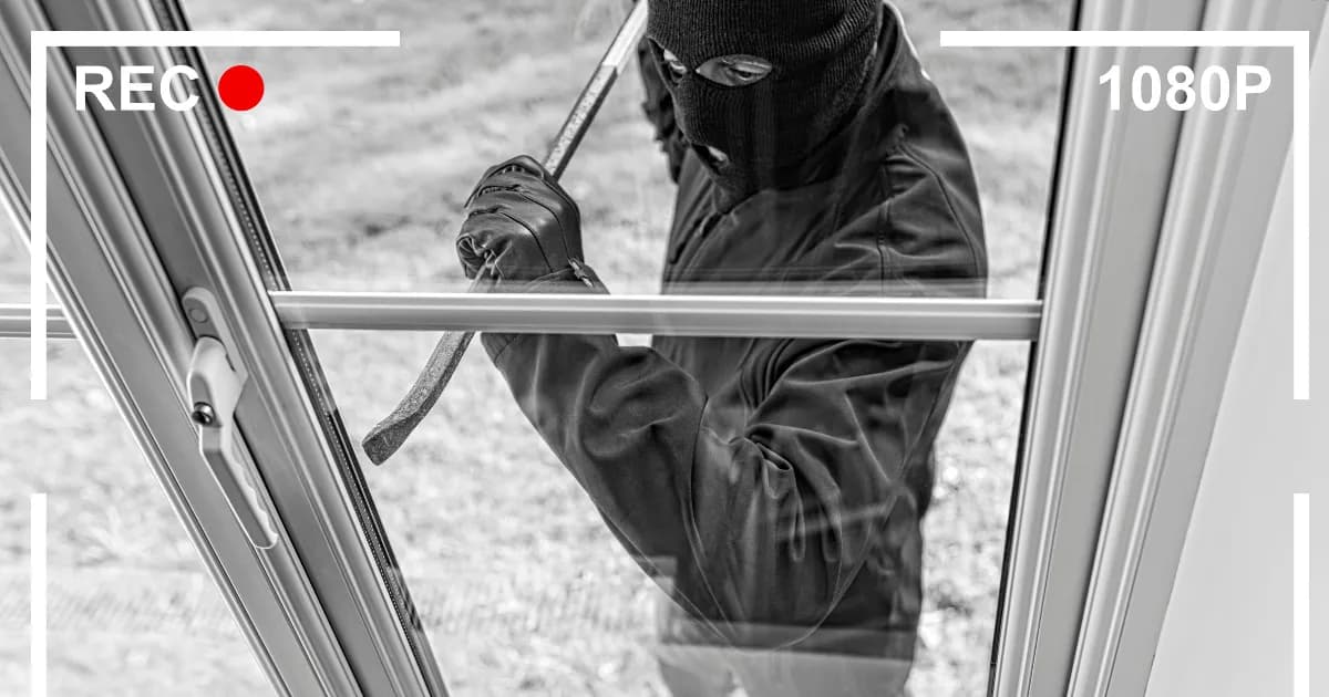 Person bricht für Diebstahl in Haus ein